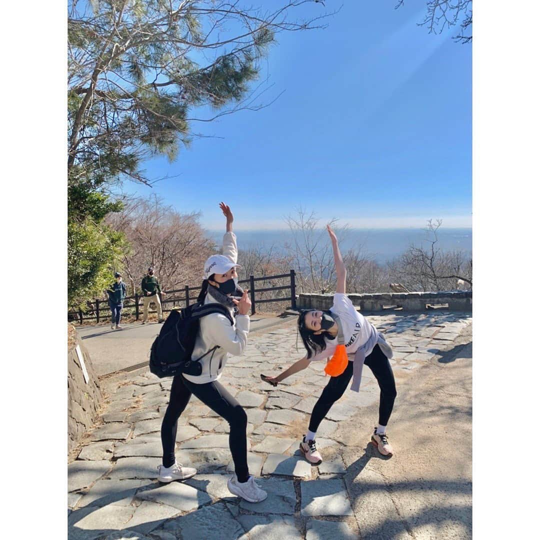 中田奈沙さんのインスタグラム写真 - (中田奈沙Instagram)「Mt. Takao⛰ 恒例となりつつある高尾山登山→サウナの会。 第2回目の昨日は、2月とは思えない暖かさ（むしろ暑さ）と雲ひとつない晴天☀️ 半袖の人は私以外はほぼいなかったけど、動くとそのくらいの暑さ。 年甲斐も無く楽しすぎてはしゃぎまくった。 次は来月かな？！ . #奈沙旅in高尾山  #mttakao #hike #hiking #autumnleaves #1daytrip #trip #me #takao #weekend #dayoff #sunday #outdoor #friends #mountainclimbing #nike #sneakers #高尾山 #登山 #山ガール #山登り #ハイキング #紅葉 #紅葉狩り #日帰り旅行 #日帰り #日曜日 #週末 #アウトドア #ナイキ」2月21日 19時03分 - nasa_nakada