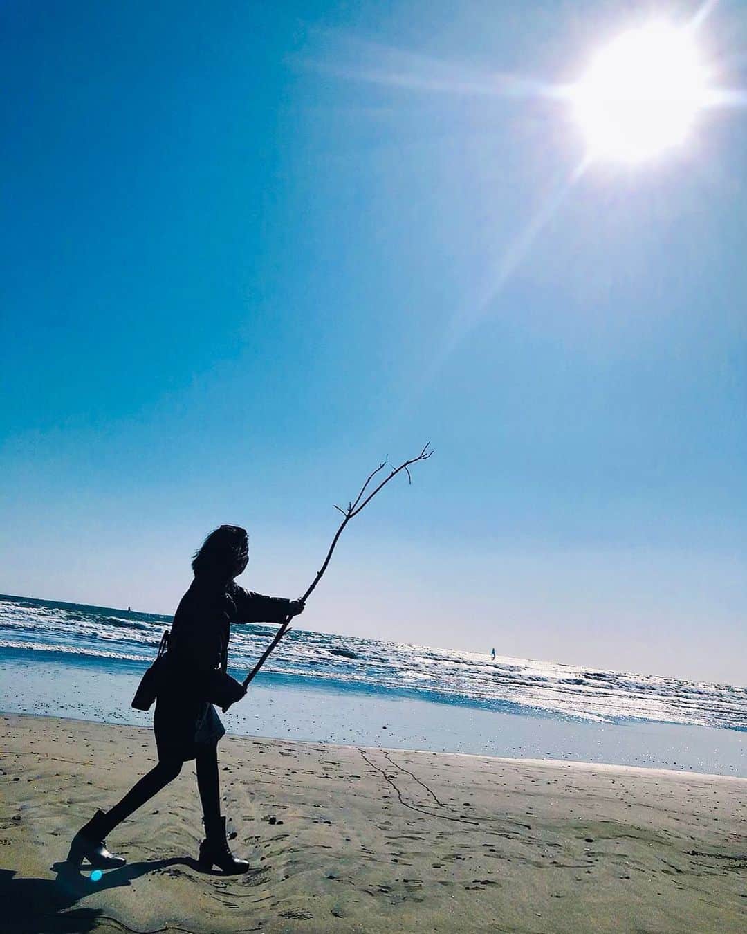 浦田麻緖さんのインスタグラム写真 - (浦田麻緖Instagram)「太陽と戦ったぞ‼️☀️の写真🤳笑 そして海のパワーを頂きました🌊  #太陽　#海　#パワースポット  #パワーチャージ　#青い海　#青い空 #自然のエネルギー　#力」2月21日 19時04分 - mao.urata