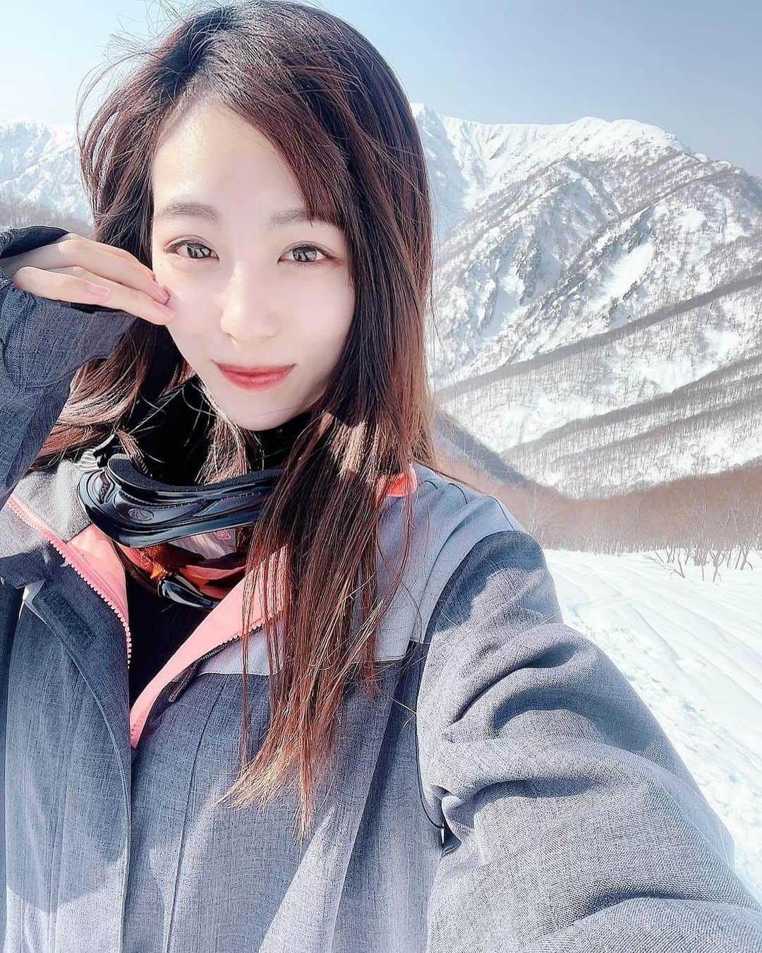 絹野志朋のインスタグラム：「. 今季２回目の #ジャム勝 🏂でした♪ #スノボレポ いっきま〜す💕  長めのリフトを４回くらい乗り継いで 山頂まで登ったらなんと標高1,300m超え🏔 さすがに山頂からの眺めは最高でした♡ 📸4.5枚目の景色写真も是非見てね👉👉  今日は天気良すぎたから雪が溶けて 割とザラザラボコボコな雪だったけど…  前回１月の終わり頃に行ったときは 山頂付近の雪はフワフワしてたし 人が少ない分ゲレンデも広く使えるから もっと滑りやすかった…気がする🏂✨  その日の天気だったり気温次第で 雪の状態は変わるだろうけど 非圧雪エリアもあるのは良き🤭👏✨ （人工雪じゃない自然な雪のこと）  どこのスキー場・スノボ場でも 最初にてっぺんまで一気に登って、 繰り返し頂上付近を滑ってるのが オススメの滑り方だと思う☝️  気温もかなりあっかくなってて、 スノボウェアいらないくらい〜！笑 むしろちょっと暑かったかな🥵  とか色々といいながらも 私はまだまだスノボ初心者なので 下手っぴなのです…🥲笑  コロナの影響でなのかな？ 16:30までしか滑れなかったんだけど もっと練習したかったな〜！🏂  今季のラストチャンスで 誰かスノボしにいきましょ🥰💓？ #スノボー仲間募集中  あ、ちなみに ジャム勝では ボード、ウェア、ゴーグル、グローブまで 全てレンタルさせて頂きました🥺🙏 . . #スノボ #スノボー女子 #スノボー  #スノボウェア #スノボ女子  #スノボ好きな人と繋がりたい  #スノボ男子 #スノボーウェア  #スノボー好きな人と繋がりたい  #ジャム勝 #スキージャム勝山」