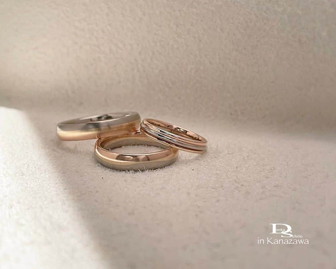 Danke schön ダンケ 金沢 結婚指輪 鍛造さんのインスタグラム写真 - (Danke schön ダンケ 金沢 結婚指輪 鍛造Instagram)「・ ・ 指輪の「形状」は 至って ふつう　も　ふつう ・ ・ でもよ——-く見る👀と 地金を3色3層に ・ ・ その3層は圧着による 『接合モデル』と言う訳です。 ・ ・ 📷 3つのモデルの地金は 微妙に組み合わせ方が違う。 ・ ・ 地金だけではなく デザインも全く違います。 ・ ・ 分かるかな？ 分からないかな？ ・ ・ 言われないと気づかない そぅ！王道では無い🤭秘かな指輪 お探しの方 ・ ・ 秘かな拘りに 心くすぐられる方😆 ・ ・ 派手な削りを施した訳ではないけど 地金の組み合わせ方で ・ ・ これも立派な 非対称モデルです。 ・ ・ 結果‼︎ ふつう じゃない指輪 😎 ・ ・ えっ🤭なんで？非対称…😳っと 思った方は是非！お店で 『実演』しながら説明します。 ・ ・ ※ 実演と言う所が「ミソ」😎 ・ ・ ・ 鍛造削り出し 🇩🇪クリスチャンバウアー 専門店 『  Danke schön 』 ・ ・ ・ ——Danke————————————— ▪︎トップページ 🔜 @danke2005 ———————————schön———— ・ ・ ・ #christianbauer_kanazawa #クリスチャンバウアー金沢 #金沢結婚指輪 #結婚指輪 #婚約指輪 #鍛造指輪 #記念日 #結婚指輪探し #結婚20周年 #エンゲージリング #圧着 #結婚指輪手作り  #マリッジリング探し #ポルシェ #メルセデスベンツ #岐阜 #接合 #切削 #ポリッシュ #結婚指輪金沢  #金沢 #福井結婚指輪 #富山結婚指輪 #結婚10周年 #富山 #kanazawa #王道 #工業系 #コンビネーション  ・ ・ ------------------------------------------ 鍛造削り出し 🇩🇪クリスチャンバウアー 専門店 『  Danke schön 』 ・ • 営業時間 am11:00〜pm9:00 • 定休日 : 木曜日 • 駐車場 : 店舗前OK • ご予約 : 優先 ・ ・ ——Danke————————————— ▪︎トップページ 🔜 @danke2005 ———————————schön————」2月21日 19時15分 - danke2005