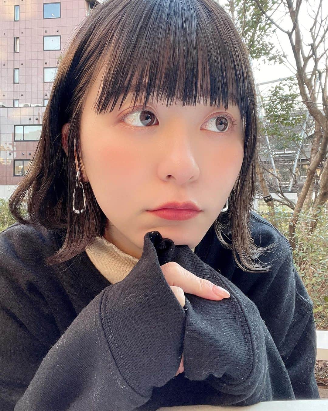 稲岡志織のインスタグラム：「袖〜😰﻿ ﻿ #渋谷  #ブリーチ #女子大生 #冬服 #セットアップ #좋아요환영 #오늘의훈녀 #셀카그램 #일상룩 #일상스타그램 #단발머리 #오오티디  #私服 #ootd #ボブ #ボブカラー #カラコン #メルティベア #黒髪ボブ #フィルター　#ポートレート」