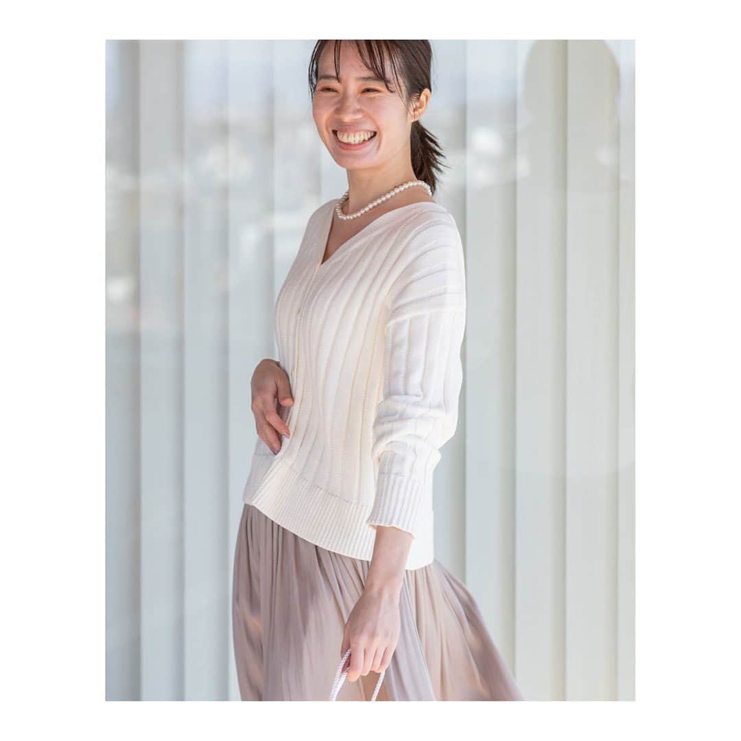 NATURAL BEAUTY BASICのインスタグラム：「春の新作が充実してきました。 オフィスワークだけでなく、テレワークなど仕事の環境も以前に比べ幅広くなっている今、着回し力のある優秀アイテムを厳選して、春のクローゼットを整えたい…。  2月のInstagramでは、NATURAL BEAUTY BASICスタッフが厳選したアイテムの着回しコーデをご紹介します♪  2/21 sun - リブニットカーディガン  リブニットカーディガンで着回しコーデ♪ 歩くたびに揺れるギャザースカートはコーデをぐっと華やかにしてくれるアイテム。トップスには白さが映えるオーガニックコットンカーディガンを合わせて優しい印象にまとめました♪ シンプルに、でも上品で華やかに♪春が待ち遠しいコーディネートです。  明日もリブニットカーディガンを使って着回しコーデをご紹介します！  Credit ★印：着用カラー  カーディガン 1175280 ¥7,150 tax in  Color:オフ★/キャメル/ライトグリーン Size:M  スカート 1120200　￥7,700 tax in Color:クリーム/モカベージュ★/ブルーグレー Size:XS/S/M  ネックレス 1192001 ¥2,500 tax in Color:ホワイト  バッグ 1181270　￥9,680 tax in Color:ホワイト★/ゴールド  ブーツ 1187070　￥7,150 tax in Color:オフ★/ベージュ Size:23.5/24.0/24.5  #ナチュラルビューティーベーシック #NATURALBEAUTYBASIC #略してNBBです #NBB #NBBコーデ  #NBBスタッフ着回しコーデ #着回しコーディネート #シンプルコーディネート #大人シンプルコーデ #大人フェミニン #スカートスタイル #オーガニックコットン #カーディガン #ギャザースカート #明日はカーディガンの着回し #160cm #今日のコーデ #明日のコーデ #2021February」