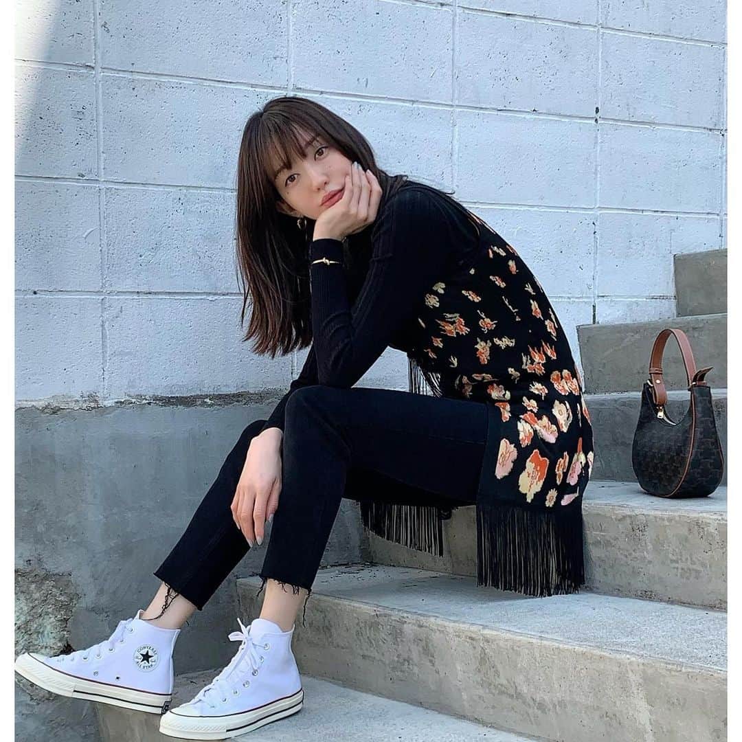 のインスタグラム：「: Outfit🧡 今日は春みたいな天気で☀️ 上着いらないくらいでしたね🌼 花粉さえなければ...🤧💦 : Shoes:CONVERSE CHUCK TAYLOR  Denim: RE/DONE Gilet:paco rabanne Knit:ZARA Coat: KHAITE Bag&Earrings&Bangle:CELINE #outfit #ootd #hanaoutfit  #fashion #chuktaylor #converse  #花私服 #私服」