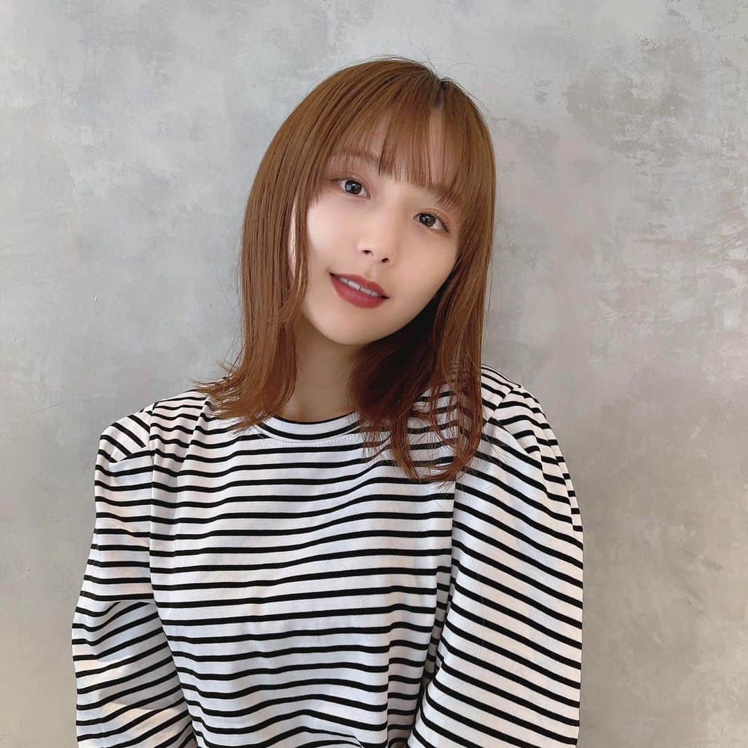 のインスタグラム：「🧡🧡🧡 ㅤㅤㅤㅤㅤㅤㅤㅤㅤㅤㅤㅤㅤ リールに載せた前髪も好評で嬉しい😍 ネイルも変えて前髪も切れてはっぴー❤️ ㅤㅤㅤㅤㅤㅤㅤㅤㅤㅤㅤㅤㅤ 前髪はいつもより少し重めの マッシュバングにしてくれたよ☺️ いつもお願いしてる @taiki0726 さん✨ 子供ぽくならないか少し不安だったけど、 いい感じに大人ぽく前髪作ってもらえた😍 たいきさん、ありがとうございます🥰🥰 ㅤㅤㅤㅤㅤㅤㅤㅤㅤㅤㅤㅤㅤ みんなもたいきさんにお願いして 前髪おそろいしよー😆💓ㅋㅋㅋㅋ ㅤㅤㅤㅤㅤㅤㅤㅤㅤㅤㅤㅤㅤ #hair #hairstyle #haircut #albumharajuku #헤어스타일 #헤어컬러 #헤어어레인지 #헤어컷 #앞머리컷 #앞머리 #희영 #アルバム原宿 #アルバム #前髪アレンジ #前髪カット #ひよん #ひよん前髪」