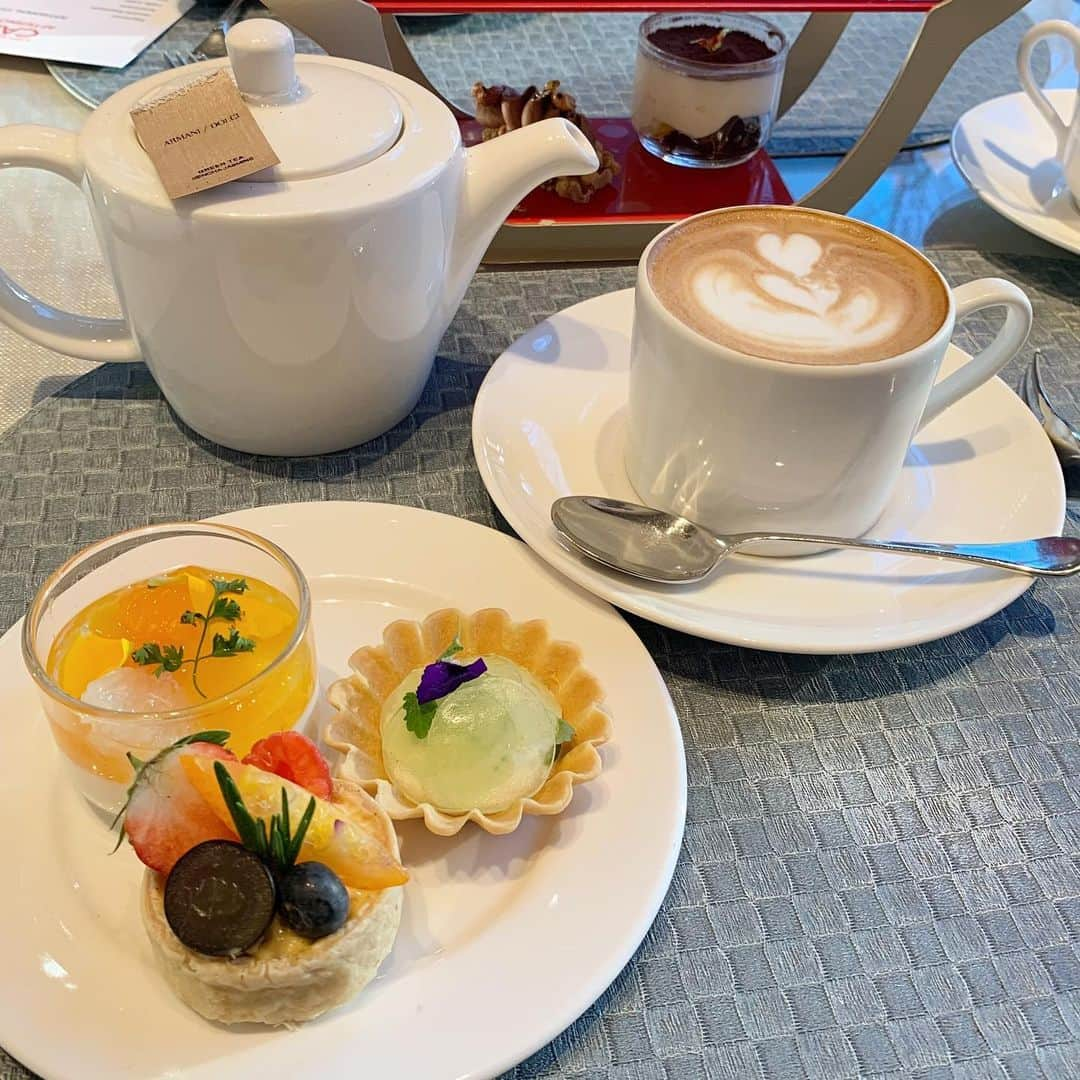 LUNAさんのインスタグラム写真 - (LUNAInstagram)「𝐚𝐟𝐭𝐞𝐫𝐧𝐨𝐨𝐧 𝐭𝐞𝐚☕️   #emporioarmanicaffe  一つ一つが小さめだからたくさんの味楽しめるのがアフタヌーンティーの楽しいところだよね🥰  #アフタヌーンティー#アフタヌーンティー巡り #アフタヌーンティー部 #アルマーニカフェ#afternoontea」2月21日 19時13分 - lunaluna1628