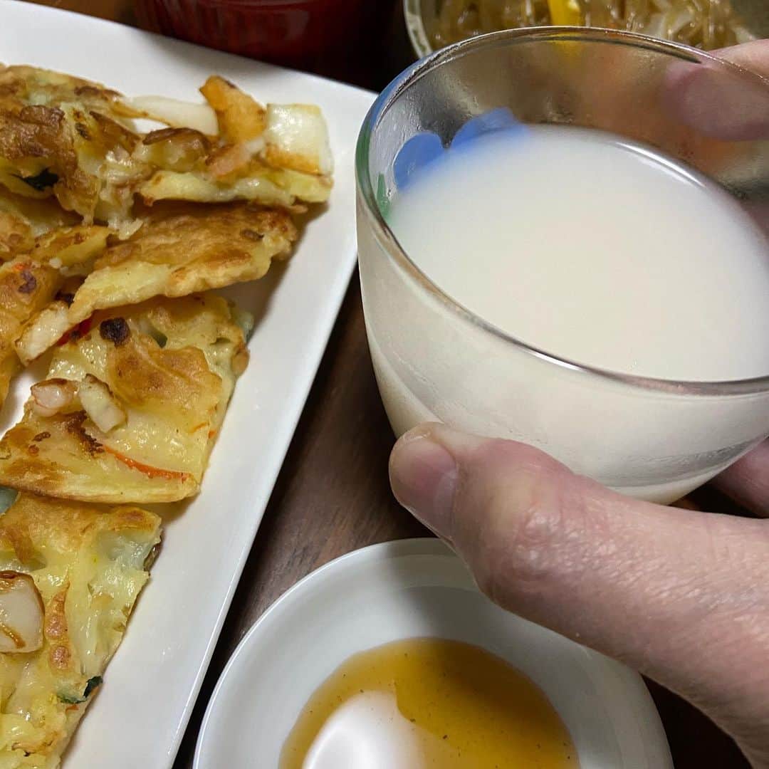 本城聡章のインスタグラム：「色々と韓国料理テイクアウト🥡してきてマッコリな日曜日😋カンパイ( ^ ^ )/□  #韓国料理」