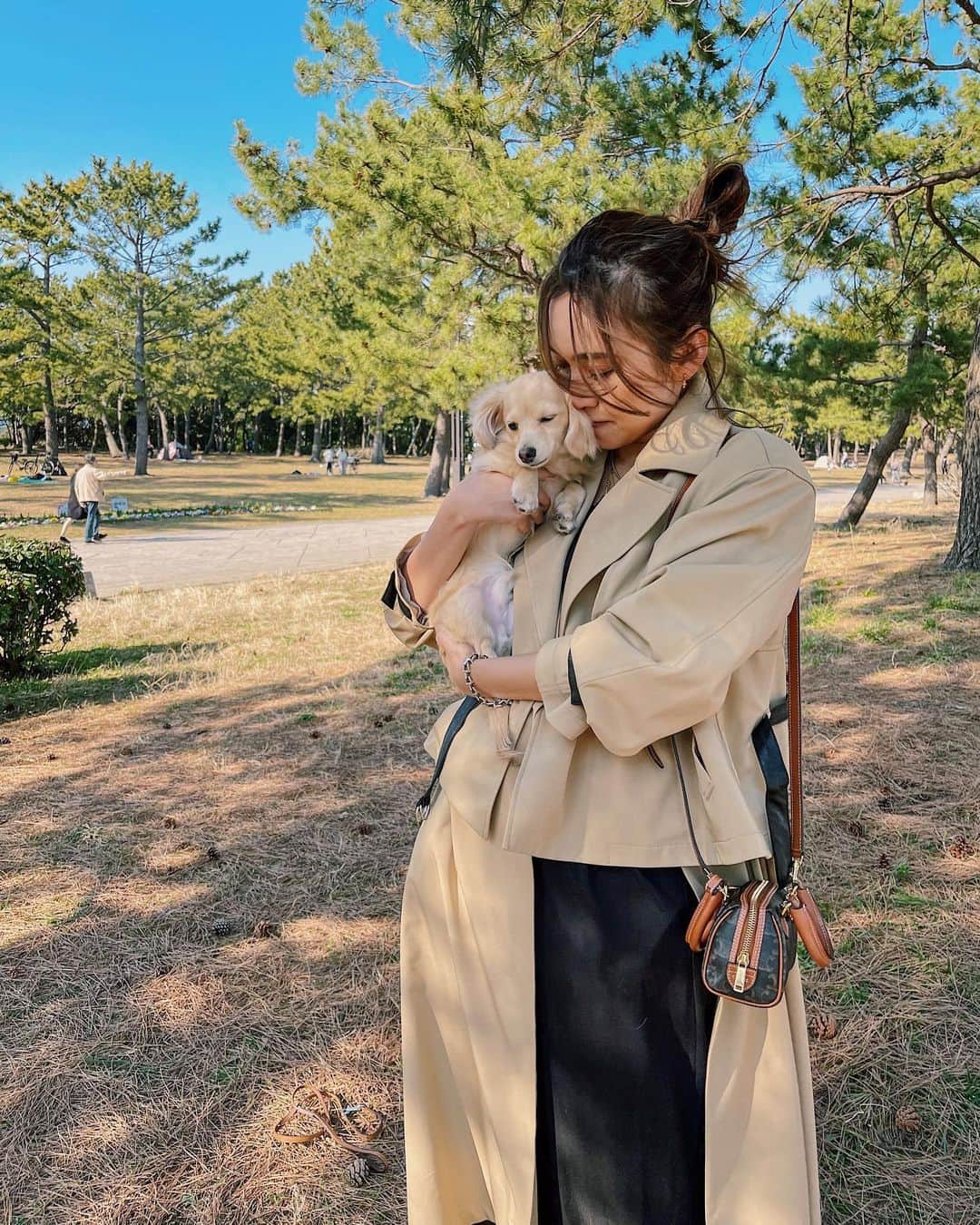 佐々木彩乃のインスタグラム：「EVRISの3wayトレンチコート、形が綺麗で個人的には袖のフェイクレザーベルトで袖をキュッとしめて着るのが好き😽 週末はソイ中心の生活になって昨日は公園、今日は海〜🤟💘 ここはドッグランもあって緑も多くて好き！」