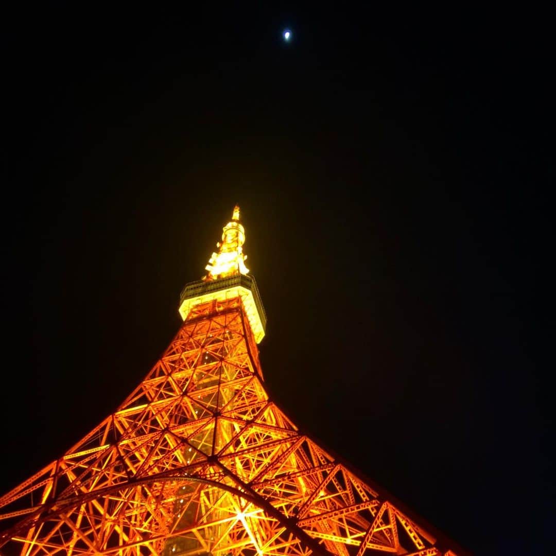 中野明海さんのインスタグラム写真 - (中野明海Instagram)「🌗お月様と 東京タワー  7:40am スタジオに入る前にパチリ！ スタジオで撮影 今終わって また 東京タワーを見上げて 無事素敵な撮影だった事に感謝🌗 19:17pm  １７歳のモデルちゃんの持ち物は 「地学基礎ノート」 期末テスト頑張って✨🌈  夜の🗼は ますますうつくしい✨✨✨  #今夜は上弦の月 #🗼 #東京タワー #十日夜の月 #待ち時間の今日の私  今日も一日お疲れ様でした👍🏻✨ 明日も良い日になりますように✨✨✨✨✨✨✨」2月21日 19時17分 - akeminakano__official