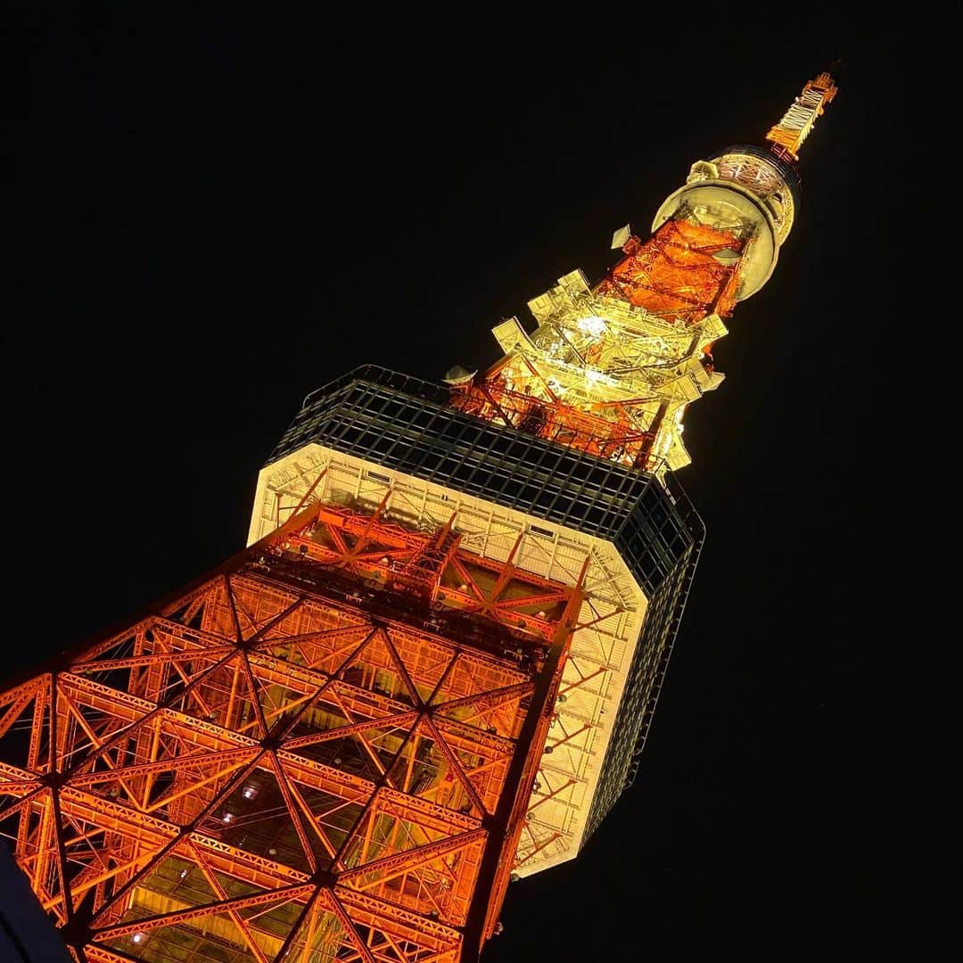 中野明海さんのインスタグラム写真 - (中野明海Instagram)「🌗お月様と 東京タワー  7:40am スタジオに入る前にパチリ！ スタジオで撮影 今終わって また 東京タワーを見上げて 無事素敵な撮影だった事に感謝🌗 19:17pm  １７歳のモデルちゃんの持ち物は 「地学基礎ノート」 期末テスト頑張って✨🌈  夜の🗼は ますますうつくしい✨✨✨  #今夜は上弦の月 #🗼 #東京タワー #十日夜の月 #待ち時間の今日の私  今日も一日お疲れ様でした👍🏻✨ 明日も良い日になりますように✨✨✨✨✨✨✨」2月21日 19時17分 - akeminakano__official