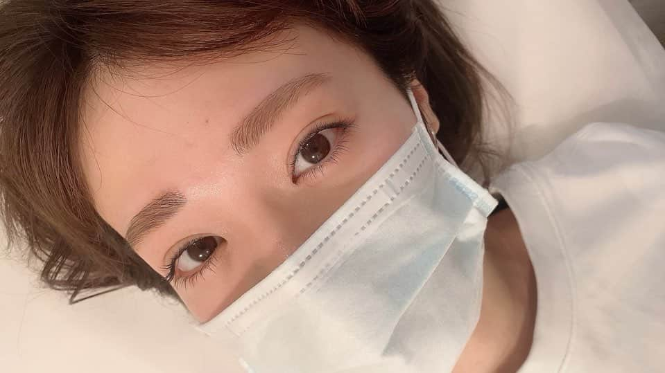 菜乃花さんのインスタグラム写真 - (菜乃花Instagram)「👀  今日は眉とまつげの微調整で目元のメンテナンスを。  眉の印象を薄くするため、 ずっと眉カラーをしていたのをやめて自眉に戻しました！  眉は1本1本選定しながらしっかりとした毛を中心に丁寧に間引いてもらってカラーしてなくても薄まゆになるよう整えて貰ってます！  やっぱり染めたい！って思った時もあったけど、 お店のお姉さんのお話をしっかり聞いて相談しながら理想の眉になる為時には我慢しながら頑張ってます✊🏻  そして初めて下まつげにもパーマを！ 上のまつ毛を根元からあげずにナチュラルに仕上げるのが最近の気分なのですが、その分下まつげを下げることによって「きゅるん」としすぎないまま目力アップした気がして気に入ってます👌🏻  さて、また今日も更に可愛くなりました！ えらいえらい！   #まつ毛パーマ   #まゆげサロン」2月21日 19時19分 - nanoka0707