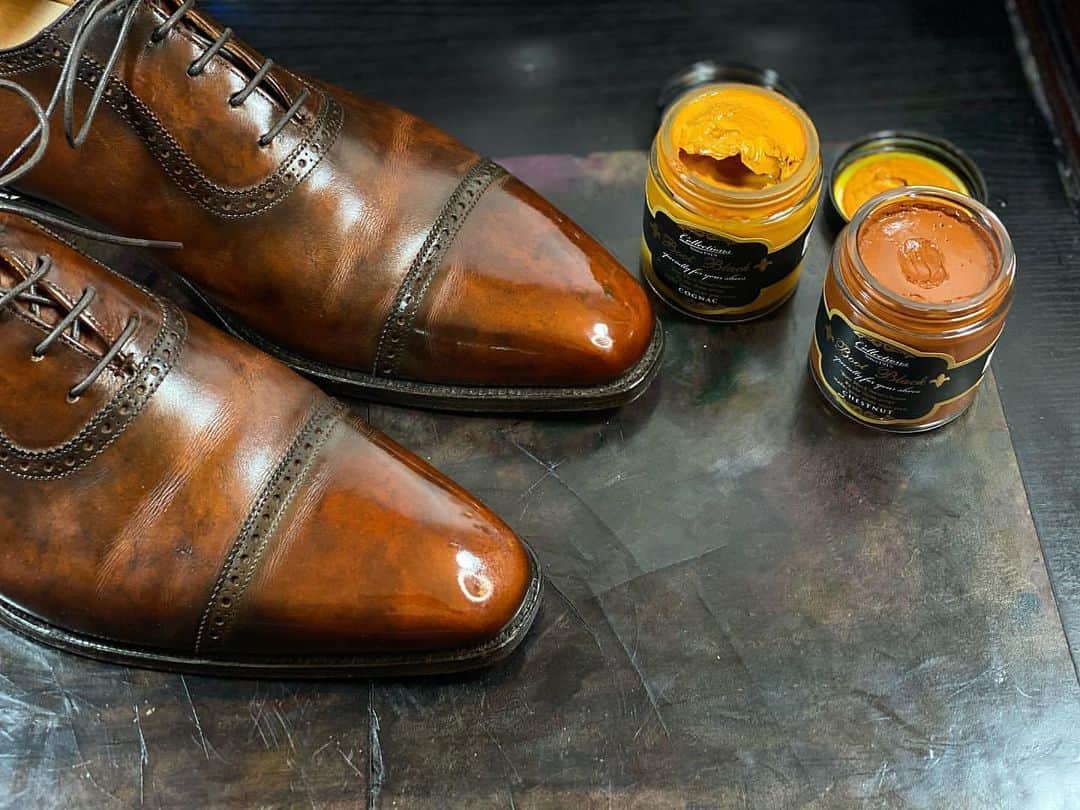bootblack_officialのインスタグラム：「#bootblackshoeshine Achieving a shine with Boot Black Collections Cream is just like child’s play. Photo by : @sartorpolishing 🇬🇧  #sartorpolishing #westendgentlemen #bootblack#shoecare #shoes #classicshoes #mensshoes #shoeshine #shoegazingblog #shoepolish #patinashoes #shoebloggers #crockettandjones #bootblackshoecare #uk #unitedkingdom #london」