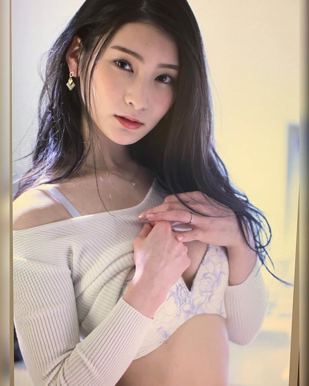 本庄鈴さんのインスタグラム写真 - (本庄鈴Instagram)「・ ・ ・ 徐々に、、、 ・ ・ ・ #sexy #女優 #work #最近 #髪の毛まきまき #多め #少しは大人っぽくなったかな #instagood #follow #me」2月21日 19時21分 - honjo_suzu