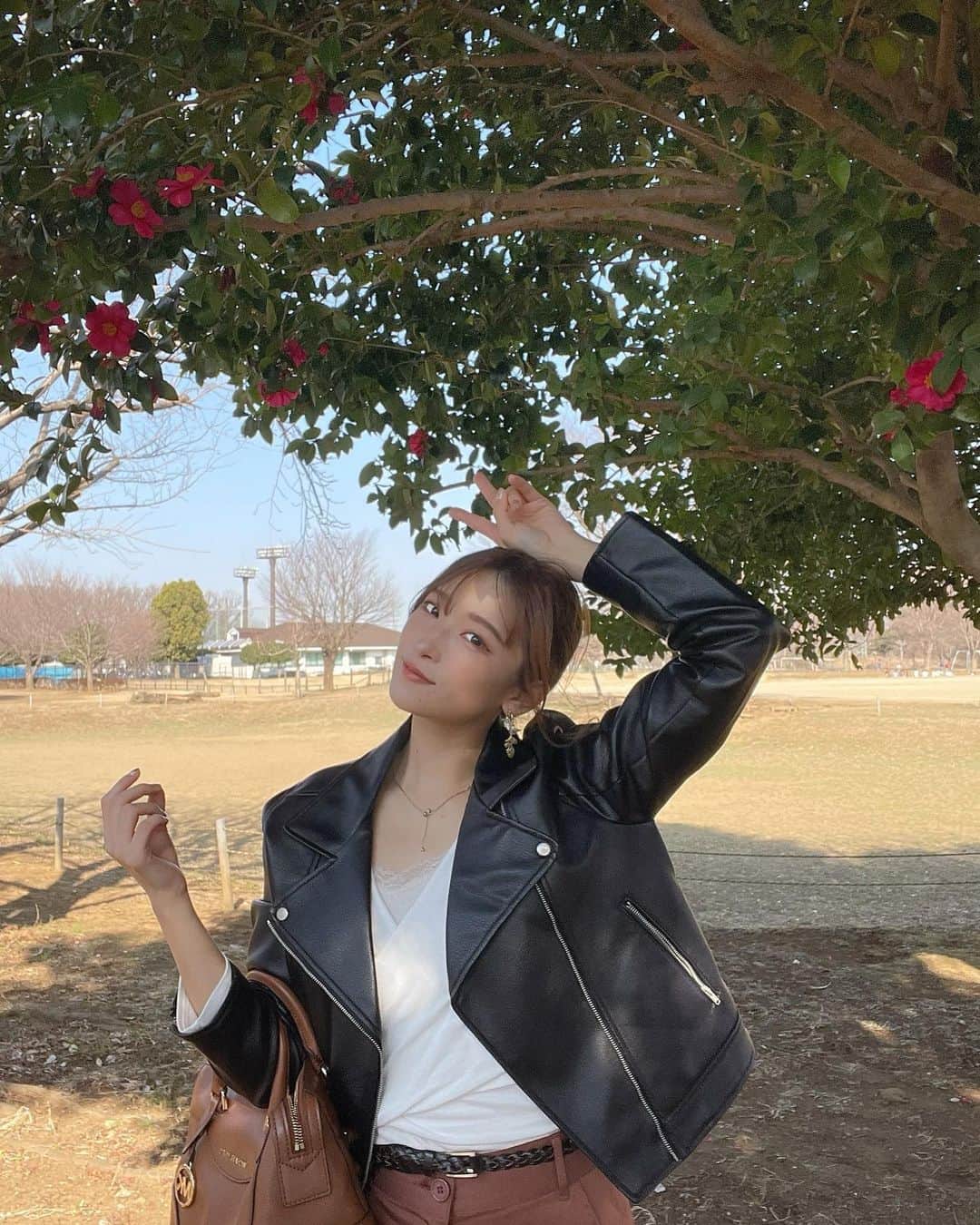 二瓶有加のインスタグラム：「. 今日はポカポカで暖かかったですねー！！！ . 私服も最近はコートからライダースに切り替わって、 毎日花粉でやられまくってて、 梅の花が満開だったりするのを見たり感じたりすると 冬が終わる〜！春到来ー！って思いました。 . いやー、今年の花粉前年に増して強くないですか？（毎年言ってる） 外に出ると目がしょぼしょぼして アイラインが滲むのでもうメイクして外に出来る気になれまてん😇 . . Berryz工房さんの　桜→入学式が染みる季節になったという点で 私は春が好きです。（急なオタク） . . 立ち寄った公園で椿の花がすごく綺麗に咲いてました〜🌺 昔は花に興味がなかったんだけど、 祖母も母も花が昔から大好きで お花のうんちくだけは聞かされて育ったから、大人になったらなぜがお花が可愛く思えてきて、四季を花で感じちゃったりして、これは…DNAによる趣味の変化？と感じてます。 あ、またこんなことを書くと私のSNSチェックがマネージャーさん並みの母にまたチクチク言われそうです。 コロナになってから地方に住む祖母とは一年以上会えてません。あー会いたいなー。元気かなー。 あ、すごい文章でもおしゃべり感出てますね。これくらいにします。 . . それでは、フォロワーの皆様 引き続き体調を崩されませぬよう何卒ご自愛くださいませ。（急なテンションの変わりよう） . . #春　#春到来　#椿 #私服　#独り言　#花粉症　#私服　#春コーデ #ライダースジャケット」