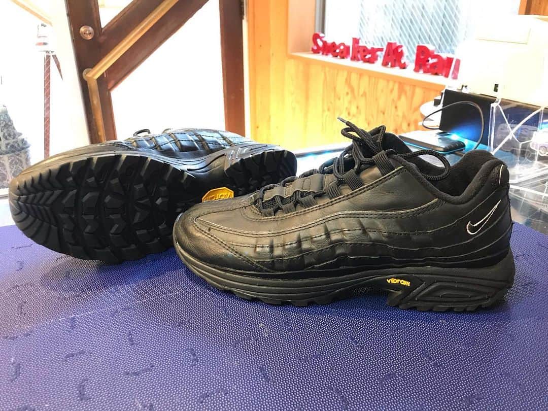 Sneaker At Randomのインスタグラム：「今日も天気が良くて最高でしたが、花粉にはビクビクしています。本八幡店の新保です。  今日は、NIKE AIR MAX 95をソール交換いたしました。 オリジナルのソールは加水分解してしまったため ビブラムソールでオールソール交換。  オールブラック　it's so cool  ご依頼ありがとうございます。  #airmax95 #nike #aırmax #スニーカー好き#スニーカーアトランダム #スニーカー #スニーカー修理 #修理職人 #市川 #本八幡 #大阪 #心斎橋 #sneakeratrandom #sneaker #shoestagram #repair」