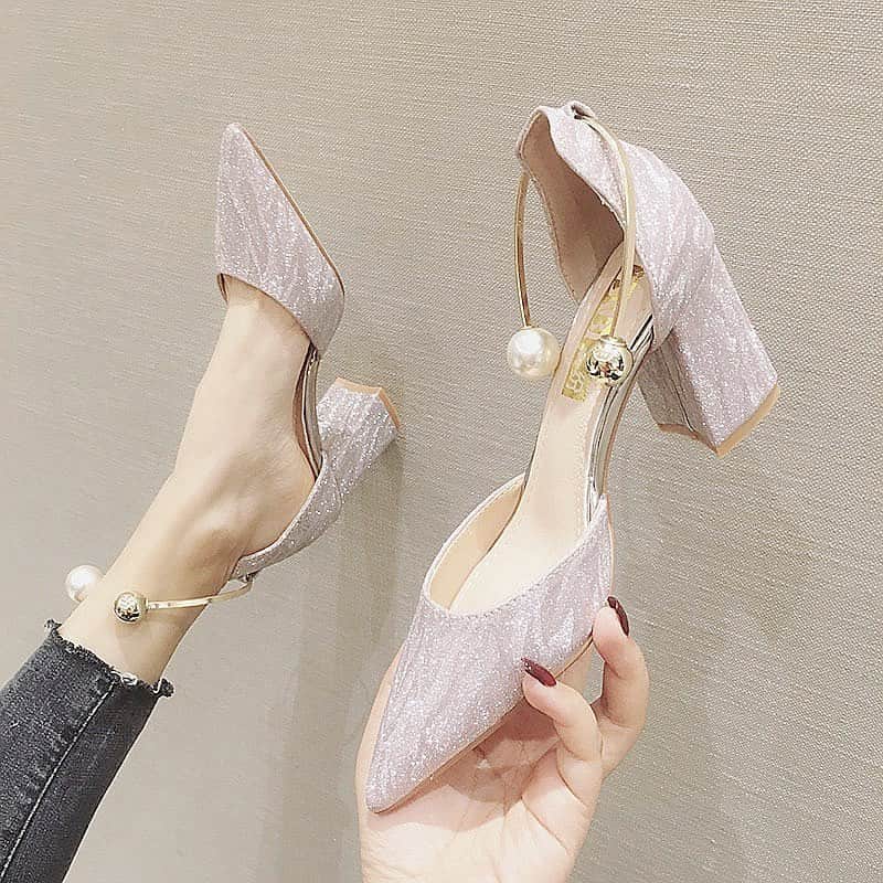 のインスタグラム：「予約販売一ヶ月待ち パンプス 楽チン靴 サンダル シューズ 4パターン ・ ♥送料無料【3480円】 ♥商品番号【RPX102211】 ♥自己紹介のウェブでご購入頂けます♥ ・ ・かわいいだけじゃなく、履くだけで美脚になれる優れもの🌸 ・通勤からオケージョンまで幅広いシーンで活躍してくれる一足です🔅 ・ ・ #ヒール #シューズ #장화 #ブーツ #靴コーデ #春コーデ #今日のコーディネート #韓国ファッションコーデ #スニーカー #실내화 #ローヒール #春コーディネート #パンプス #ぺたんこコーデ」