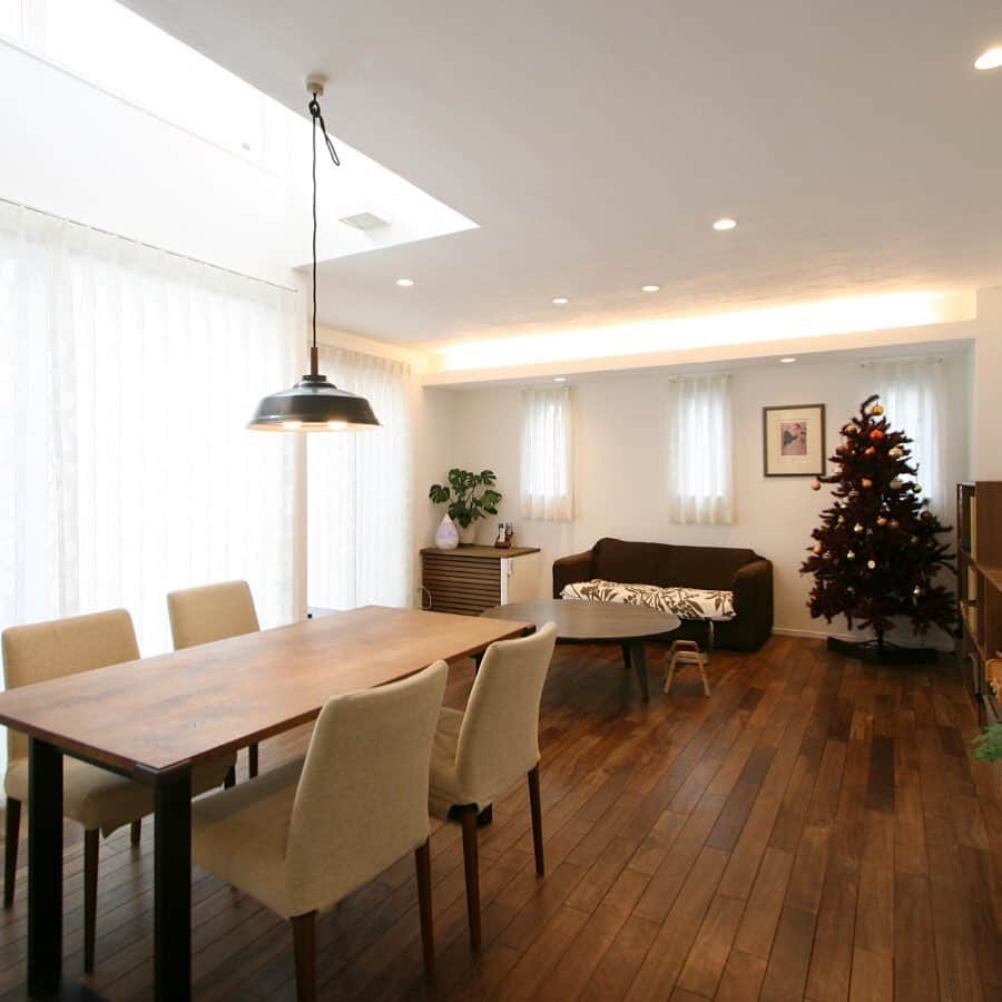 satsumahomeのインスタグラム：「🏡 家族みんながゆったりとくつろげる場所に。と広くとったのびやかなリビングダイニング。 ・ —————————————————————  さつまの注文住宅 @satsumahome —————————————————————  さつまの資料請求 @sh.request —————————————————————  さつまのイベント @sh.eventinfo ————————————————————— さつまのLINE  @sh.lineinfo ————————————————————— ・ #さつまホーム #無添加住宅 #漆喰 #無垢床 #goooodhome #しっくい #塗り壁 #リビング #ダイニング #リビングダイニング #ダイニングテーブル #ソファ #無垢 #無垢材 #吹き抜け #吹抜 #吹き抜けリビング #吹き抜けのある家 #吹き抜けのある暮らし #ペンダントライト #ダイニング照明 #インテリアグリーン #家づくり #インテリア #ナチュラルインテリア  #注文住宅 #大阪注文住宅 #マイホーム計画 #マイホーム計画中の人と繋がりたい」