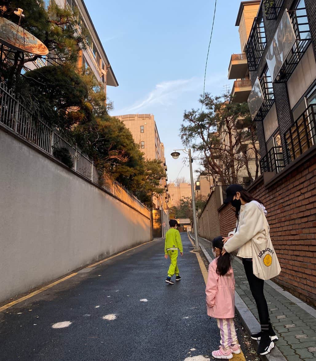 パク・タミのインスタグラム：「- 오늘 인스타보니 많은 분들이 집이 아닌곳에 있더라구요? 우리도 한바퀴 돌아볼까...? 나갔다가~ 밥때되서 바로 복귀ㅎ ㅎ ㅎ 얼른 설거지하고 제대로 걸으러 다시 나가야겠어요! 날이 진짜 많이 풀리긴 했더라구요^^  #봄아너오는거니?」
