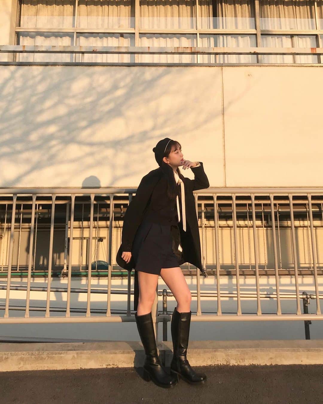 のインスタグラム：「今日はあったかくてさいこ〜だったけど 花粉もつらかった、、、😇  #zara #zarawomen #zaraoutfit  #uniqloコーデ #ロングブーツ #ベレー帽 #ジャケットコーデ #ブラックコーデ」
