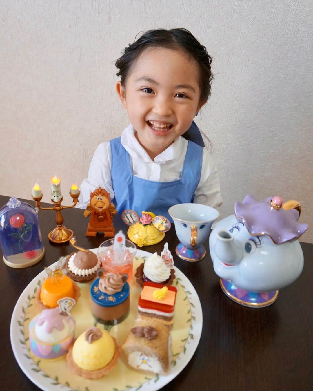satomiのインスタグラム：「🏰🥀📘  #コージーコーナー の 美女と野獣ケーキ🧁  幼稚園の発表会頑張ったから 買ってあげたら お誕生日じゃないのにいいのー？ って言ってたよ😆✨✨  可愛すぎてずっと見ていたい🤤❤️❤️  ケーキはもちろん箱までも‼︎ 細部に至るまで もう全てがかわいいよ〜❤️❤️❤️  りいなはルミエールの彼女の フェザーダストから食べてたよ🍴  まだ賞味期限内だから 少しずつ大事に食べよう🥺💓💓  #5歳 #riina93disney #美女と野獣 #美女と野獣ケーキ #コージーコーナーdisneyコラボ #ベル #町ベル #町ベル仮装 #町ベルコスチューム #disney #beautyandthebeast #belle」