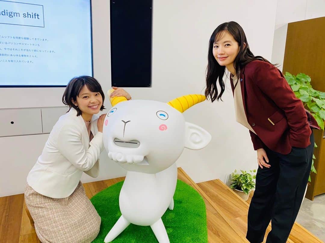 天国と地獄 ~サイコな2人~のインスタグラム：「夜9時〜第6話👏 いよいよ折り返しでございます🙇‍♀️  日高様の妹と秘書 日高な彩子と3人でガールズトークな一面も⁉️  #中村ゆり #岸井ゆきの #コアース #天国と地獄 ~サイコな2人~ #綾瀬はるか #高橋一生 #柄本佑 #北村一輝」