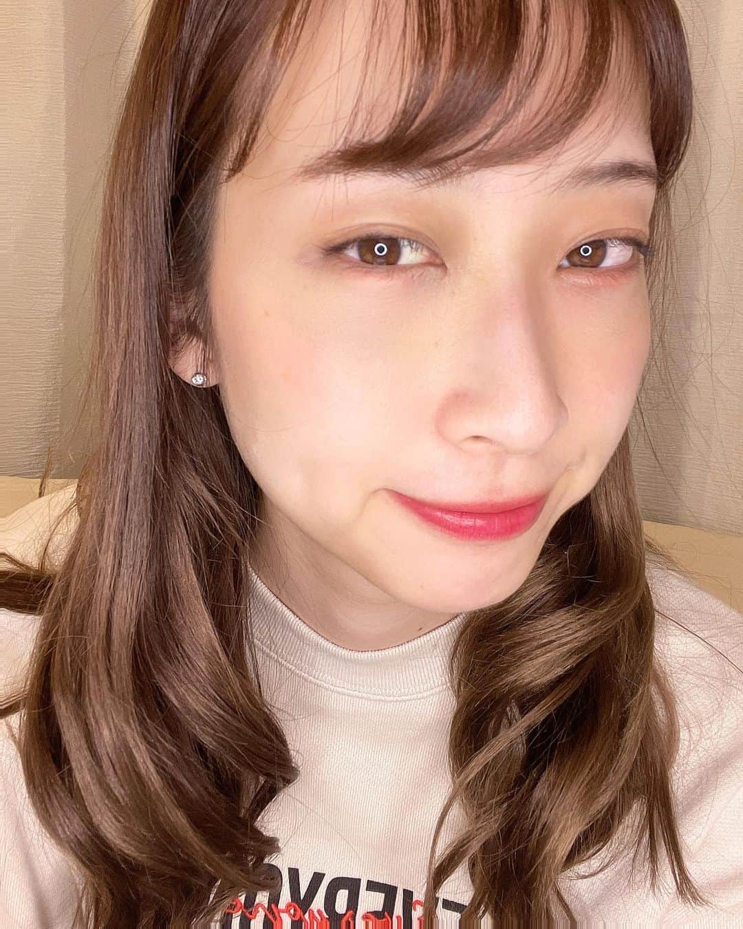 瀬名ひなのさんのインスタグラム写真 - (瀬名ひなのInstagram)「術後5日経過🤍  今日は質問の多かったメイクについて💄  基本的には日焼け止め+BBクリーム+目元のコンシーラー+眉毛リップのみなんだけど、 今日は撮影があったため()クリームファンデを使って全力で内出血を消しました👏  使ったのはこの二つ！ ○マーシュフィールドのクリームファンデ 11 ○YSLラディアントタッチNo.2  どちらもカバー力高くておすすめ！  術後1週間程度はあまり目の付近を触りたくないため、軽くさする程度で簡単に落ちるコンシーラーがおすすめ◎ スティックタイプや固形のものだとカバー力は抜群だけど、術後は目の周りの乾燥がひどいからヨレます。。  どうしても大事な予定などがある時は固形のものを使い、その際はスプレータイプの化粧水などを持ち歩くと便利です！  ちなみに1枚目がコンシーラーなし、2,3枚目がコンシーラー後です！  -----------------------------------------------------  #サロモ #サロモ募集 #サロモ募集中 #サロモ希望 #サロモ撮影 #美容好き #美容女子 #透明感 #透明感カラー #透明感のある世界 #透明感メイク #透明感女子 #韓国コスメ #韓国コーデ #韓国すきな人と繋がりたい #韓国メイク #韓国ヘア #韓国美容  #コスメ好きさんと繋がりたい #コスメ好き #コスメ購入品 #コスメレポ #コスメ紹介 #コスメ大好き #コスメ記録 #コスメすきな人と繋がりたい #コスメレポート  -----------------------------------------------------」2月21日 19時28分 - hinan0n