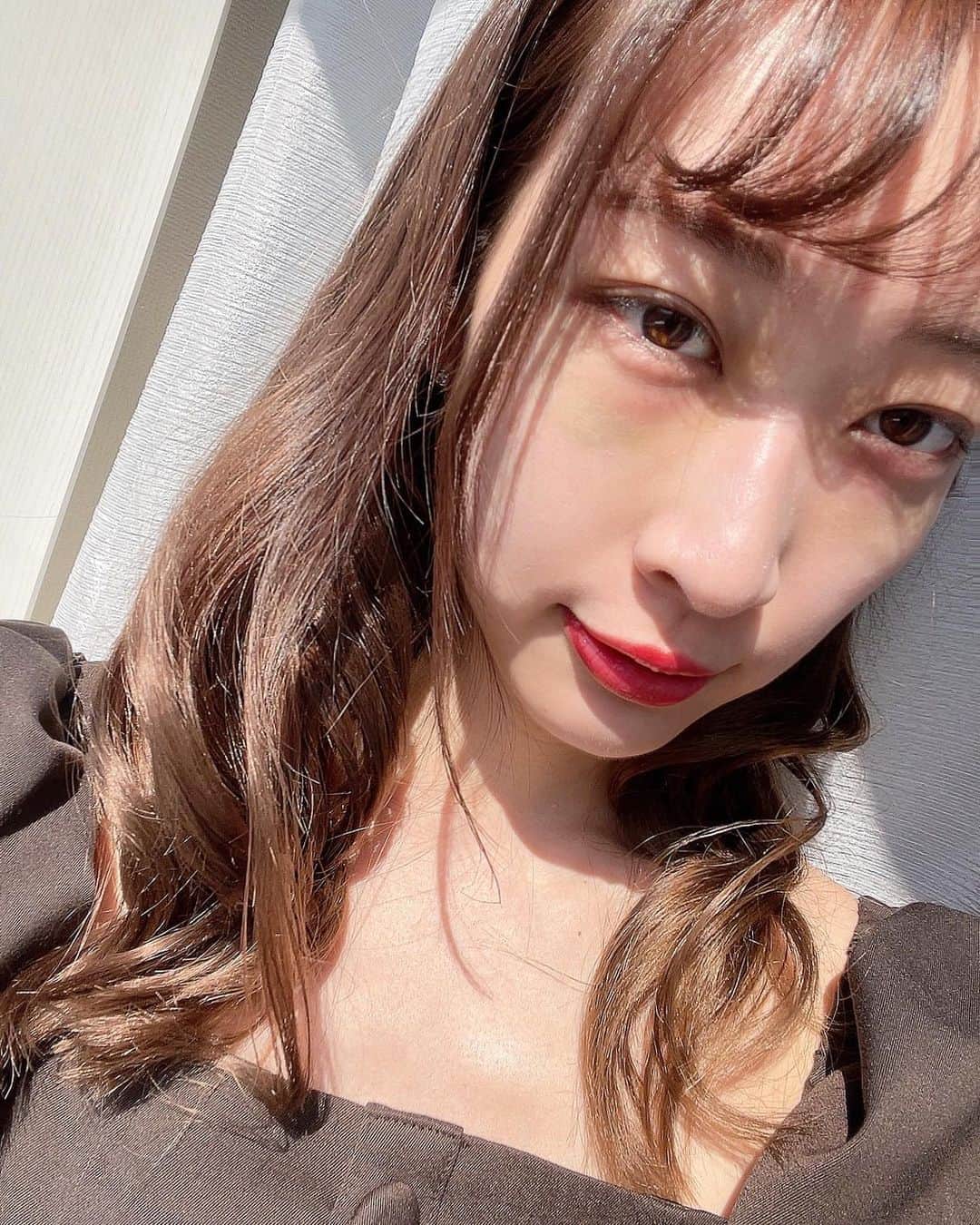 瀬名ひなののインスタグラム：「術後5日経過🤍  今日は質問の多かったメイクについて💄  基本的には日焼け止め+BBクリーム+目元のコンシーラー+眉毛リップのみなんだけど、 今日は撮影があったため()クリームファンデを使って全力で内出血を消しました👏  使ったのはこの二つ！ ○マーシュフィールドのクリームファンデ 11 ○YSLラディアントタッチNo.2  どちらもカバー力高くておすすめ！  術後1週間程度はあまり目の付近を触りたくないため、軽くさする程度で簡単に落ちるコンシーラーがおすすめ◎ スティックタイプや固形のものだとカバー力は抜群だけど、術後は目の周りの乾燥がひどいからヨレます。。  どうしても大事な予定などがある時は固形のものを使い、その際はスプレータイプの化粧水などを持ち歩くと便利です！  ちなみに1枚目がコンシーラーなし、2,3枚目がコンシーラー後です！  -----------------------------------------------------  #サロモ #サロモ募集 #サロモ募集中 #サロモ希望 #サロモ撮影 #美容好き #美容女子 #透明感 #透明感カラー #透明感のある世界 #透明感メイク #透明感女子 #韓国コスメ #韓国コーデ #韓国すきな人と繋がりたい #韓国メイク #韓国ヘア #韓国美容  #コスメ好きさんと繋がりたい #コスメ好き #コスメ購入品 #コスメレポ #コスメ紹介 #コスメ大好き #コスメ記録 #コスメすきな人と繋がりたい #コスメレポート  -----------------------------------------------------」