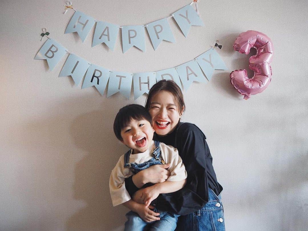 猪鼻ちひろのインスタグラム：「🎂👦🏻💖 HAPPY BIRTH DAY!  @musuko_and_hanna  こんなにも愛おしい甥っ子という存在が この世に産まれて3年。(3を作るおててと顔、萌え) わたしにとっても相当濃すぎた3年間でしたが、 楽しさは100倍に、そして辛いときに支えになってくれたのは 間違いなく家族や友達だったなぁ。 甥っ子そうちゃんの存在は、いつだって素で居させてくれて 相当な癒しで、計り知れないほど大きかったのです☺️  これから恥ずかしくなったり反抗期がきたり礼儀正しくなったり そんなことになるのだろうけど(成長が嬉しいけど寂しい) この3年間の感謝の気持ちは一生の宝物。 オバ孝行だわありがとう♡っていつも思ってるよ。 妹もママ3歳、おめでとう！お疲れ様👏 姉夫婦の美味しいご飯もケーキも超最高だったぁ〜♡ #メロオバ日記 #お誕生日おめでとう #産まれてきてくれてありがとう #産んでくれてありがとう #オーバーオールコーデ  #二歳でまさかの #ブルーハーツ #トレイントレイン #歌うとは🤣笑 #ムービーお気に入りすぎる」