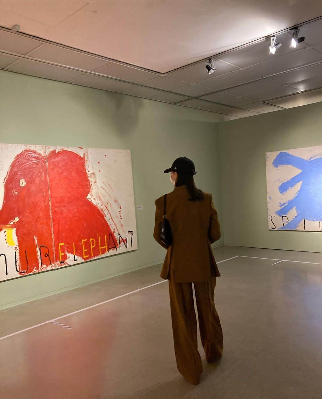 イ・ホジョンさんのインスタグラム写真 - (イ・ホジョンInstagram)「Rose wylie Exhibition 🌼」2月21日 19時40分 - holly608