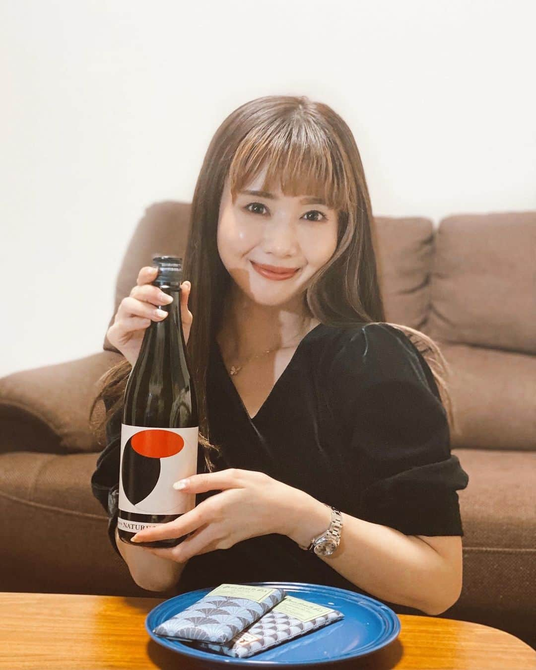 一木美里さんのインスタグラム写真 - (一木美里Instagram)「❤️🍶🍫 @sakenomy_official でチョコレートに合う日本酒【#仙禽 】のオーガニックナチュールを購入✨華やかな味でほどよい酸味とお気に入りのチョコとおいしくいただきました🥺仙禽はおいしくて好きなんだけどナチュールは初めて飲みました！鶴がモチーフになったラベルも素敵でギフトにぴったり🎁  Sakenomyアプリのペアリングから探す📱機能では和食の中でも''焼き鳥'' ''お寿司''など細かくどんな食事と合うかチェックしながら簡単に選べます😋(もちろん洋食やスイーツからも✨) レアなお酒が入荷していることもあるので日々チェックしてます❣️なんと酒蔵直送🥺  #sakenomy #sakenomyshop#sake #日本酒#ナチュール#おうちごはん #オーガニックナチュール#十四代#風の森#東洋美人 #craftsakeweek」2月21日 19時40分 - misato_ichiki