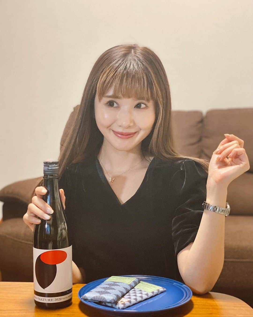 一木美里さんのインスタグラム写真 - (一木美里Instagram)「❤️🍶🍫 @sakenomy_official でチョコレートに合う日本酒【#仙禽 】のオーガニックナチュールを購入✨華やかな味でほどよい酸味とお気に入りのチョコとおいしくいただきました🥺仙禽はおいしくて好きなんだけどナチュールは初めて飲みました！鶴がモチーフになったラベルも素敵でギフトにぴったり🎁  Sakenomyアプリのペアリングから探す📱機能では和食の中でも''焼き鳥'' ''お寿司''など細かくどんな食事と合うかチェックしながら簡単に選べます😋(もちろん洋食やスイーツからも✨) レアなお酒が入荷していることもあるので日々チェックしてます❣️なんと酒蔵直送🥺  #sakenomy #sakenomyshop#sake #日本酒#ナチュール#おうちごはん #オーガニックナチュール#十四代#風の森#東洋美人 #craftsakeweek」2月21日 19時40分 - misato_ichiki