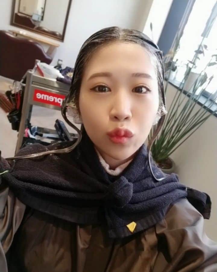 のインスタグラム：「#春カラー になりまちた🌸✨ #naughtyaoyama  来週撮影なので髪メンテナンス💇 仁さん、いつもありがとうございます🙏🔥 カットもトリートメントもして完璧だ～い！！」