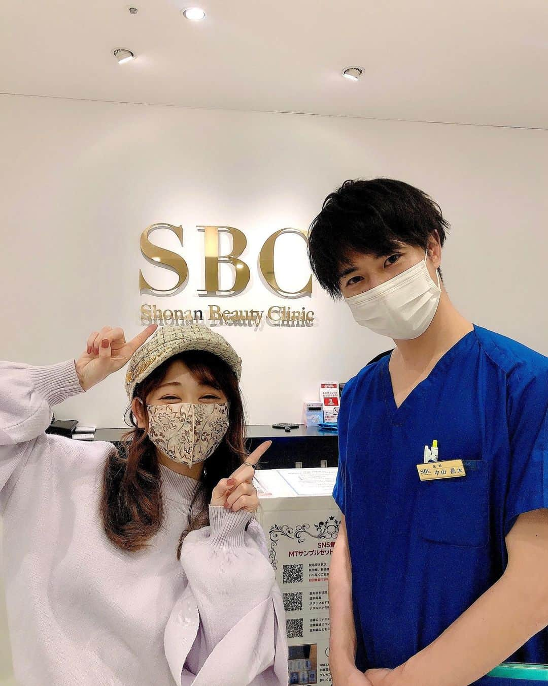 高橋里彩子さんのインスタグラム写真 - (高橋里彩子Instagram)「湘南美容クリニック﻿ @sbc_shimbashiginza 新橋銀座口院さんに🚶‍♂﻿ ﻿ ﻿ ﻿ ハイフとボトックス行ってきたっ💓﻿ ﻿ ハイフすると一発で小顔になるから最強😍👏🏻✨﻿ ﻿ たるみを引き上げて、﻿ リフトアップ効果がある施術なんだけど﻿ ダウンタイムも少なくて持続効果もあるから﻿ ﻿ 一回だけでも小顔効果を感じたい人はハイフがおすすめです😋💕﻿ ﻿ ハイフは効果のピークまで時間がかかるため「今すぐ！！リフトアップしたい」﻿ って感じではないけど﻿ 徐々に小顔になるのがわかるからオススメできる🥺🙌🏻💗﻿ ﻿ よく痛い？って言われるんだけど﻿ 痛みの感じ方には個人差があるからあれかなー？﻿ 骨の上は少し響きやすいのと、皮膚が薄い耳した？とかは痛いかもしれない😥﻿ ﻿ でもね、看護師さんが声かけしながら﻿ 照射してくれるから﻿ 痛みがある時はすぐ調整してくれます☺💓﻿ 最初のときに﻿ どうですかー？って言ってくれる😆🌈﻿ ﻿ ﻿ 最近自粛生活でたるみにたるんでて﻿ 久々の撮影のとき顔の丸さに﻿ 撃沈したから﻿ 今回で復活させたい🥰💓﻿ 　﻿ ﻿ エラボトックスも、﻿ 前やったらすごい効果あったから﻿ またやった🥺🙌🏻﻿ 私やっぱり歯ぎしりとか食いしばりすごいから﻿ エラ張りやすくて😭💕﻿ ﻿ また色々この後楽しみだなぁ🥰♥️﻿ ﻿ ﻿ ﻿ 担当してくれたのは中山先生 @sbc_masahiro.n ﻿ 丁寧にカウンセリングしてくれて私の優柔不断の内容にも優しく﻿ 説明して下さってありがとうございました😌🙏🏻﻿ ﻿ ﻿ ﻿ ﻿ また行きたいな！☺❤️﻿ ﻿ 私2つやったからか、結構時間かかったから﻿ ゆとりもって予約して来店するのがおすすめです🥰💕﻿ ﻿ ﻿ ﻿ ﻿ ﻿ ﻿ #ハイフ #エラボトックス #湘南美容クリニック #湘南美容外科 #美容整形 #美容整形 #整形 #pr #美容医療 #instalike #instamood #ootd #东京 #扎心了 #맞팔 #instapic #팔로우미  #selfies #小顔　#アンチエイジング  #お団子ヘア #ピンク好き #ヘアアレンジ #前髪の巻き方 #美容好きな人と繋がりたい #소통해요 #팔로우 #美意識向上﻿」2月21日 19時41分 - konkonwanwan