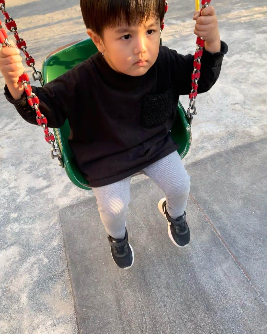 中根麗子さんのインスタグラム写真 - (中根麗子Instagram)「今日は公園へ行き 海斗は木登りをしました💗 すべり台やブランコをやりました。 でも、ブランコで大きいお姉さんが ブランコの上に登ってて 海斗はそこに登ったら 危ないよと言いながら 不安そうな顔してブランコに乗ってました。 でも楽しかったね💗  #海斗 #3歳 #男の子ママ #女の子ママ #boy #love」2月21日 19時36分 - reiko_nakane