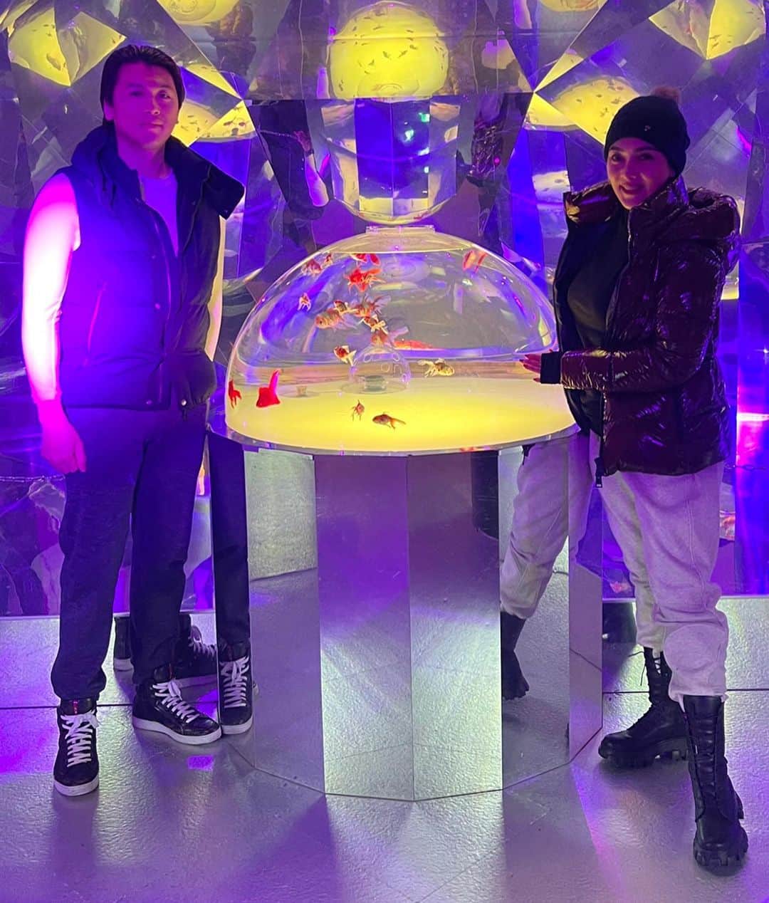 Syahriniさんのインスタグラム写真 - (SyahriniInstagram)「• There’s No King And Queen In The Castle, Only Us And The Fishes !  ...  21.2.21 @reinobarack  __________________𝓢𝓨𝓡_______________  #PrincesSyahrini #Winter_February21_2021 #WinterWonderland」2月21日 19時37分 - princessyahrini