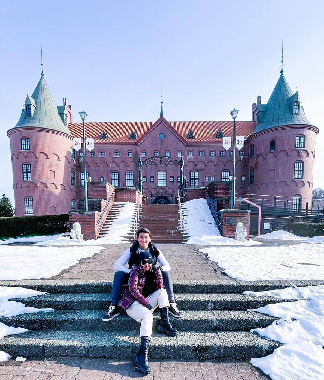 のインスタグラム：「• There’s No King And Queen In The Castle, Only Us And The Fishes !  ...  21.2.21 @reinobarack  __________________𝓢𝓨𝓡_______________  #PrincesSyahrini #Winter_February21_2021 #WinterWonderland」