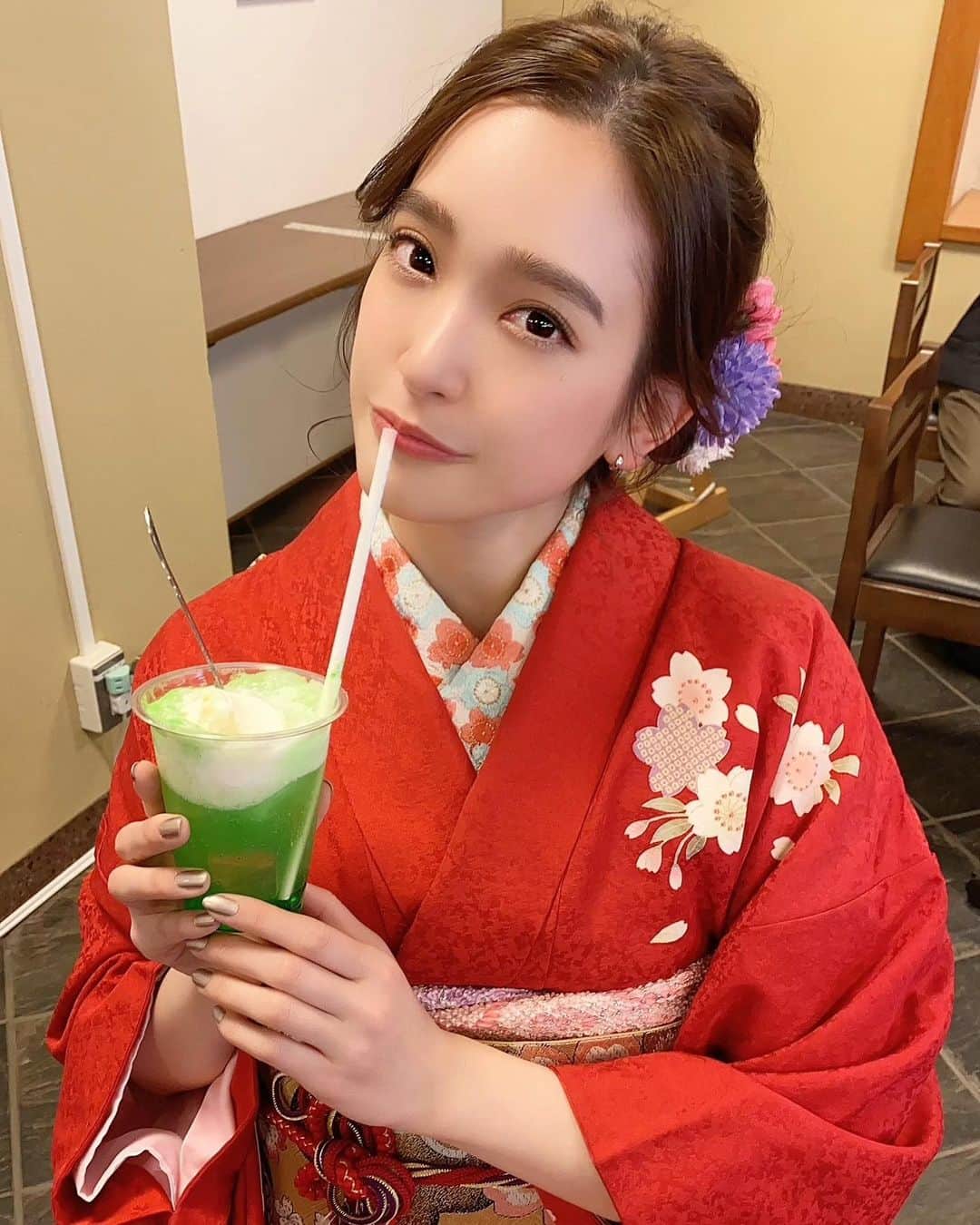 のインスタグラム：「休憩中に何年ぶりかのクリームソーダ💚💚 美味しかった🥰  #shooting #japanesegirl #girl #hair #hairarrange #晴れ着 #晴れ着ヘア #晴れ着撮影 #振袖 #ヘアアレンジ #ヘア #クリームソーダ #撮影」