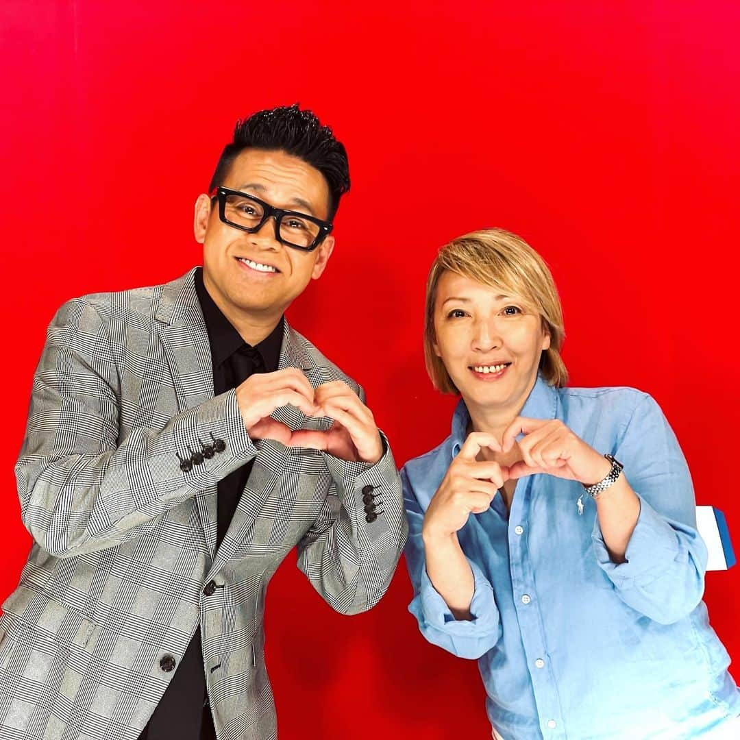 中居大輔と本田翼と夜な夜なラブ子さんのインスタグラム：「💄✨  大輔さんと尾崎さんのオフショット💘 先日放送分、収録後の様子！ なんだか平和な1枚です😌🔅  #中居大輔と本田翼と夜な夜なラブ子さん #中居正広 #宮川大輔 #本田翼 #松本まりか #尾崎魔弓 #平和 #可愛い #ハート」