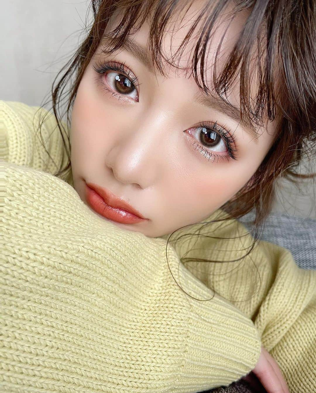 伊藤実祐さんのインスタグラム写真 - (伊藤実祐Instagram)「. . ぴぇんカラコン 🥺🥺🥺🥺🥺💓﻿ ﻿ Twitterで見かけて気になったから買ってみた！﻿ ﻿ 商品名 : なみだ ( Namida ) ﻿ 直径 : 14.2㎜﻿ 使用期限 : ワンデー10枚入り﻿ ﻿ ﻿ ﻿ 目に光が入りうるうるとした瞳に見えるよう﻿ 光のハイライトが元からカラコンにデザインされてる﻿ まさに、【 🥺 】な ぴぇんカラコン 👀‼️﻿ ﻿ 暗いところでもキラキラうるうるした瞳になれるし﻿ ふわっと自然なブラウンがめっちゃ馴染むし盛れる♥️﻿ というか、めっちゃ写真映えする🤳🌈♡♪﻿ ﻿ ﻿ けど、やっぱり瞬きしたりすると、﻿ 柄部分がくるくる回るから﻿ 左右同じ位置にするのが難しく ...﻿ あっち向いたりこっち向いたりする🤪←﻿ ﻿ そして左右の光の柄が非対称なのはわざとかな？🤔﻿ ﻿ ﻿ あといつもと同じ度数で買ってんけど、、﻿ なぜかみゆは文字が二重にみえちゃって👯‍♀️👓﻿ ﻿ ﻿ だから、リピートはないかもしれないけど﻿ ただめっちゃ写真には映えた🥺😍💜﻿ ﻿ ﻿ ﻿ ﻿ #カラコン #﻿カラコンレポ #カラコン着画 #ナチュラルカラコン #ぴえん #ぴえんカラコン #ちゅるんカラコン #イエベ #イエベ秋 #イエベメイク #春カラー #前髪 #前髪アレンジ #お団子ヘア #좋아요그램　#데일리코디﻿ #오오티디　#데일리코디　#메이크업﻿ #뷰티스타그램　#코스메틱　#여행그램﻿ #일본　#일본여행　#먹스타그램﻿ #눈썹파마　#얼굴축소 케어　#헤어컷﻿ #伊藤実祐 #いとうみゆ #みゆちゃい﻿ ﻿ ﻿ 以上。若者の流行にのってみた  でした。🥸❣️笑﻿ ﻿ 普通にこの柄無しVer. ほしい！🗣」2月21日 19時49分 - miyu.61