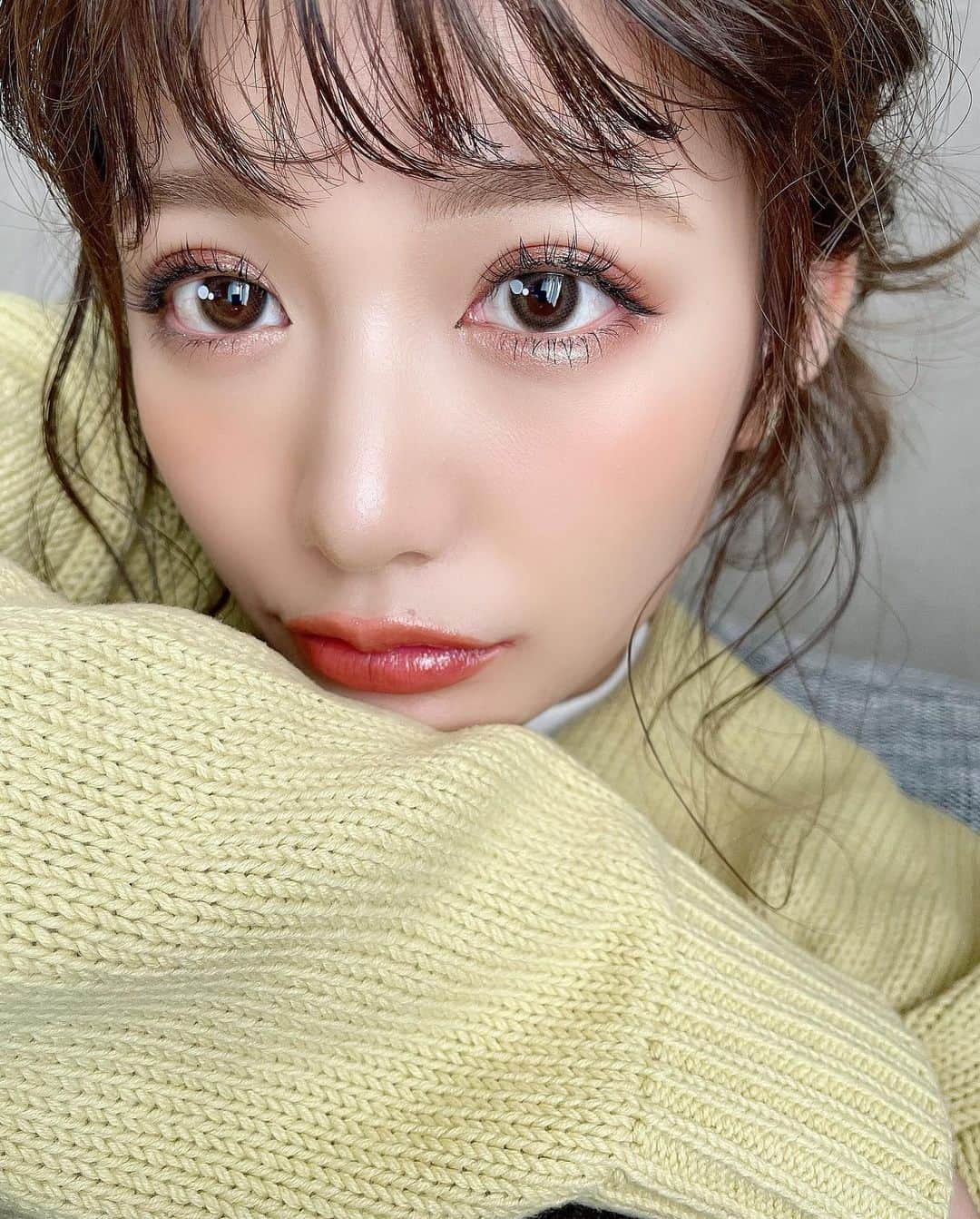 伊藤実祐さんのインスタグラム写真 - (伊藤実祐Instagram)「. . ぴぇんカラコン 🥺🥺🥺🥺🥺💓﻿ ﻿ Twitterで見かけて気になったから買ってみた！﻿ ﻿ 商品名 : なみだ ( Namida ) ﻿ 直径 : 14.2㎜﻿ 使用期限 : ワンデー10枚入り﻿ ﻿ ﻿ ﻿ 目に光が入りうるうるとした瞳に見えるよう﻿ 光のハイライトが元からカラコンにデザインされてる﻿ まさに、【 🥺 】な ぴぇんカラコン 👀‼️﻿ ﻿ 暗いところでもキラキラうるうるした瞳になれるし﻿ ふわっと自然なブラウンがめっちゃ馴染むし盛れる♥️﻿ というか、めっちゃ写真映えする🤳🌈♡♪﻿ ﻿ ﻿ けど、やっぱり瞬きしたりすると、﻿ 柄部分がくるくる回るから﻿ 左右同じ位置にするのが難しく ...﻿ あっち向いたりこっち向いたりする🤪←﻿ ﻿ そして左右の光の柄が非対称なのはわざとかな？🤔﻿ ﻿ ﻿ あといつもと同じ度数で買ってんけど、、﻿ なぜかみゆは文字が二重にみえちゃって👯‍♀️👓﻿ ﻿ ﻿ だから、リピートはないかもしれないけど﻿ ただめっちゃ写真には映えた🥺😍💜﻿ ﻿ ﻿ ﻿ ﻿ #カラコン #﻿カラコンレポ #カラコン着画 #ナチュラルカラコン #ぴえん #ぴえんカラコン #ちゅるんカラコン #イエベ #イエベ秋 #イエベメイク #春カラー #前髪 #前髪アレンジ #お団子ヘア #좋아요그램　#데일리코디﻿ #오오티디　#데일리코디　#메이크업﻿ #뷰티스타그램　#코스메틱　#여행그램﻿ #일본　#일본여행　#먹스타그램﻿ #눈썹파마　#얼굴축소 케어　#헤어컷﻿ #伊藤実祐 #いとうみゆ #みゆちゃい﻿ ﻿ ﻿ 以上。若者の流行にのってみた  でした。🥸❣️笑﻿ ﻿ 普通にこの柄無しVer. ほしい！🗣」2月21日 19時49分 - miyu.61