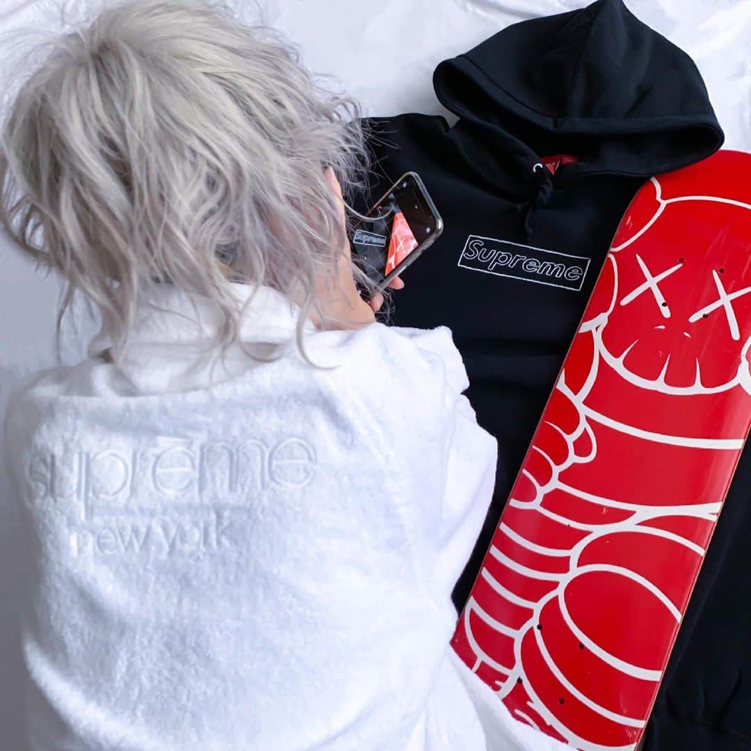 Supreme Mihoのインスタグラム：「👱🏼‍♀️🤳🏼✨ ✩ KAWS Chalk Logo Hooded Sweatshirt🖍 ✩ KAWS deck 届くの楽しみ🥺💗 ✩ @supreme_leaks_news @dropsbyjay @supreme__hustle @supcommunity @strictlypreme @mrbld @suptalk  #supreme #kaws #frette  #supremenewyork #supremenyc #supremejapan #supremeheat #supremeteam #supremeboxlogo #supremegirl #supremekaws #hypeaf #streetfashion #streetstyle #streetgirl #streetwear #hypefeet #シュプリーム #ストリートファッション #ストリート #カウズ #置き画 #バスローブ」