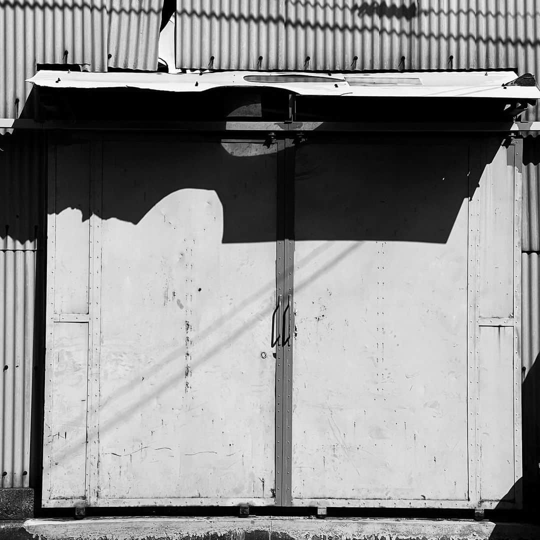 naotakeのインスタグラム：「とびら - A door / iPhone 12 Pro Max & Snapseed, 20210222 . . 季節外れの暑さにたまらずサーティワン。 . . #spicollective #royalsnappingartists #infamous_family #rsa_main #infinity_photo_cult #jp_gallery_member #jp_gallery_bnw #trb_bnw #wp_bnw  #bnw_life #bnwlife_member #bnw_life_shots #bnw_captures #world_bnw #top_bnw #team_jp_ #team_jp_モノクロ #ig_energy_bw #ig_nihon #streetphotographybnw #igersjp #blackandwhite #bnw #bnwphoto #monochrome #bw #bnwphotography #ShotOniPhone #shotoniphone12promax」