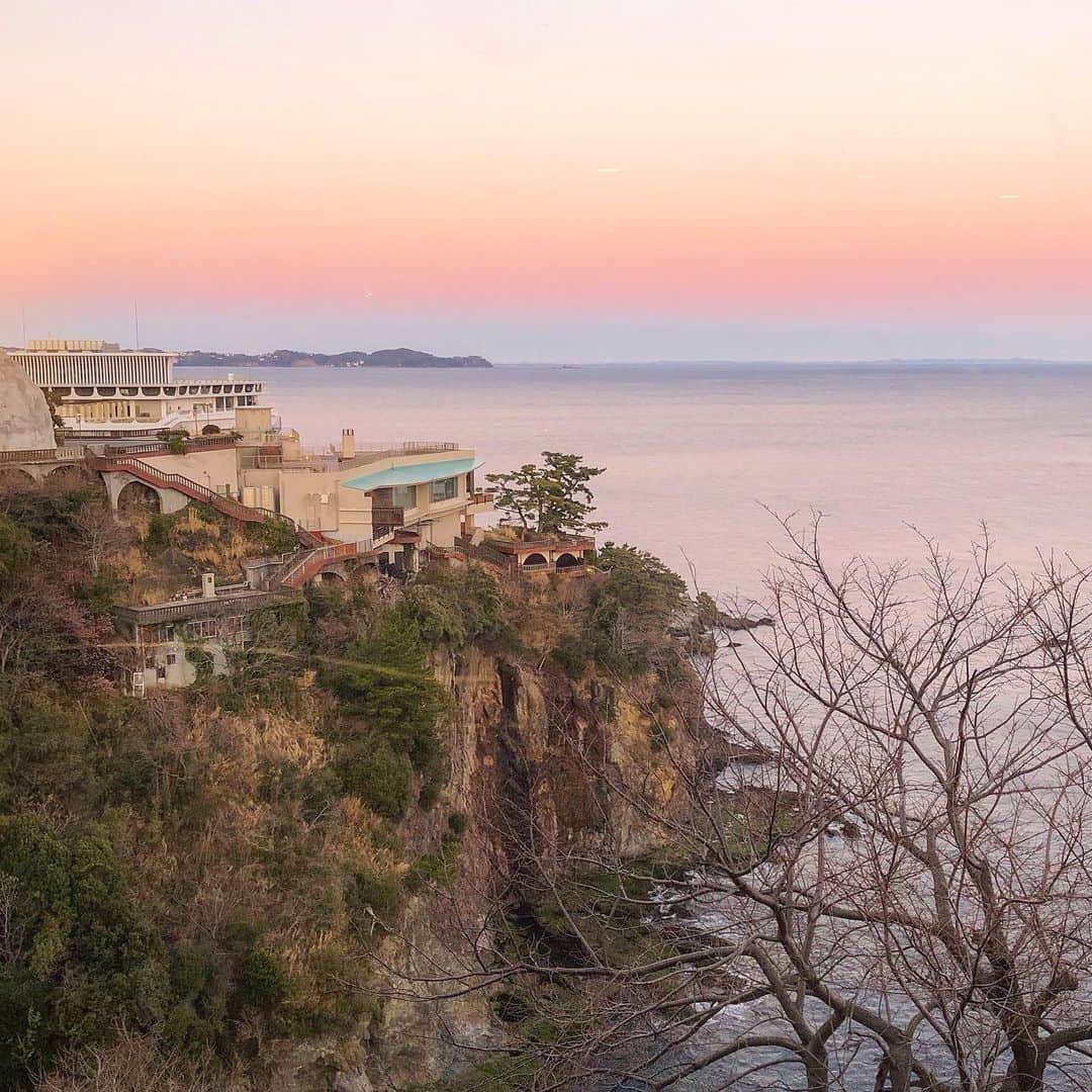 ホテルニューアカオ　熱海温泉＆リゾートのインスタグラム：「17時半頃の錦ヶ浦の様子です🌆 「水色の屋根は何？」という質問が多いのですが、あちらはスパリウムニシキというニューアカオの大浴場でございます💁🏻‍♀️水平線を眺めながらゆったりできる大人気の温泉です♨️」