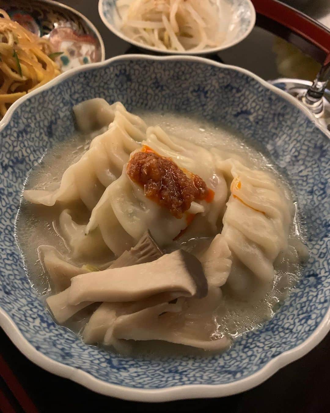 香川絵馬さんのインスタグラム写真 - (香川絵馬Instagram)「本日は、パイタンスープで水餃子。  きのこも入れてスープごといただきます。 他には春雨サラダやナムルなど。  早めにお夕飯も終わって ゆっくりな日曜日です。」2月21日 19時44分 - ema_kagawa