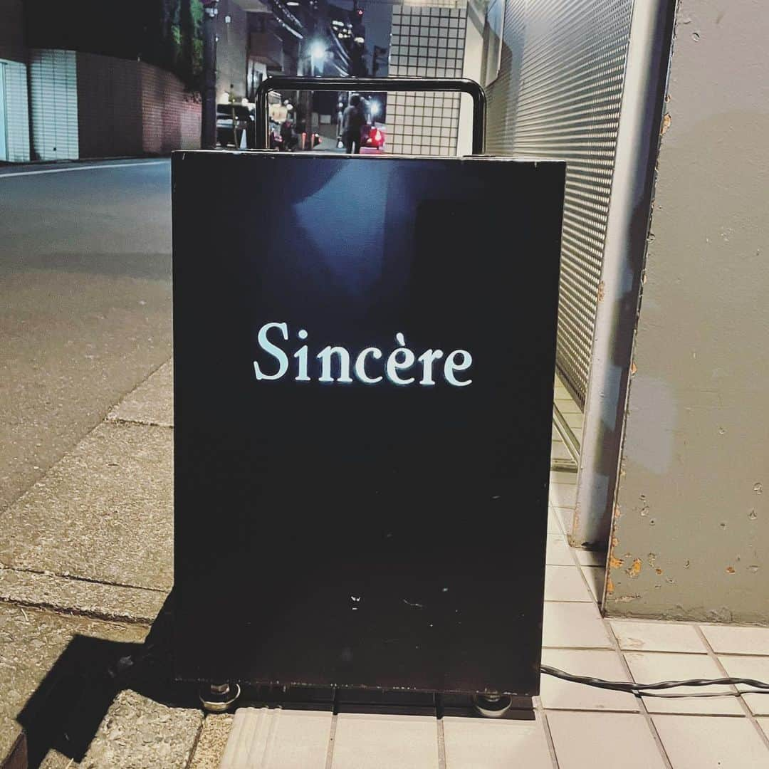 asakoshimojimaのインスタグラム：「・ 行ってみたかった　@sincere_0412 🍽 みずきちゃんのhappy birthdayで、ボスに連れて行っていただきました。  お料理すべて載せられないのですが、 2.3枚目のメニューを見ていただいてご想像ください✨  お料理すべてが感動でした。 「わぁ♡♡」「おいしーぃ…」の繰り返し。 絵文字だと😳→😍→🥺 幸せすぎる時間でした。  本当にごちそうさまでした‼︎  #sincere#シンシア#happybirthdaymizuki💐」