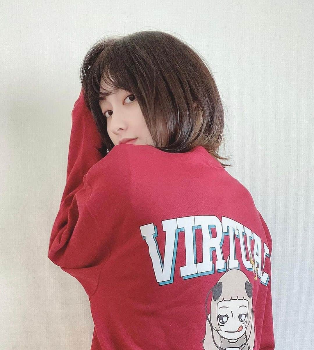 塩見珠希のインスタグラム：「赤髪くんのブランドから新作です〜 一足早くいただいたので着てみました！ 赤色っていいよね、中にシャツとか合わせても可愛く着れる🥰 2/28に発売されるみたいなので、ご興味あればぜひ！💌 ・ @gallemy_official  @akagamikun」