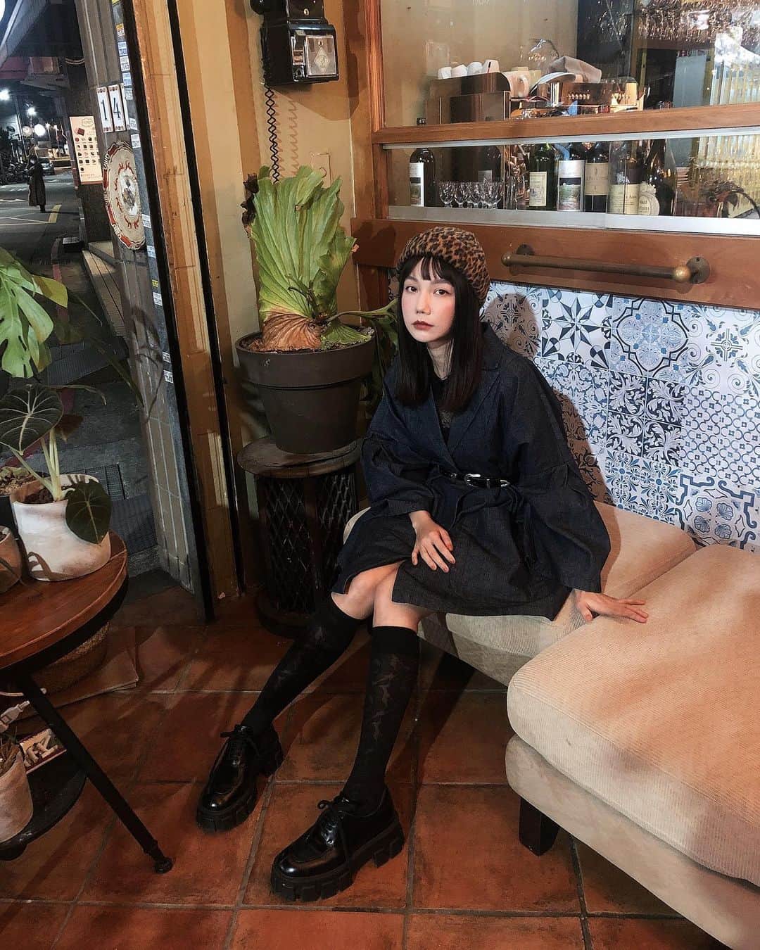 謝琦琦（Kiki）のインスタグラム：「人生最長不過如此 實在不習慣吃飯還要擔心頭髮沾到食物 已預約剪髮但還沒想法 光頭以外有推薦的嗎  外套洋裝/ @no.11official  明天就會上新品了喔 襪子/ @pimgo.tw  皮帶/ @togaarchives」