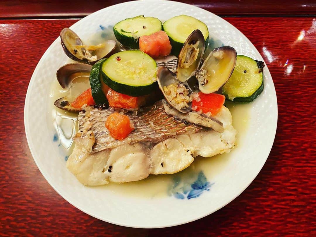 西川忠志さんのインスタグラム写真 - (西川忠志Instagram)「アクアパッツァ  今夜の西川家の夕食はアクアパッツァ。  鯛、あさり、野菜からの出汁が出ておりますので  全部食べて残ったお汁に素麺を入れたら（写真2枚目）  最高に美味しい #にゅうめん になりました😋⭐️‼️  麺の上に散らしているのはキヌアです。  妻に感謝。  吉本新喜劇 西川忠志」2月21日 19時54分 - nishikawa_tada