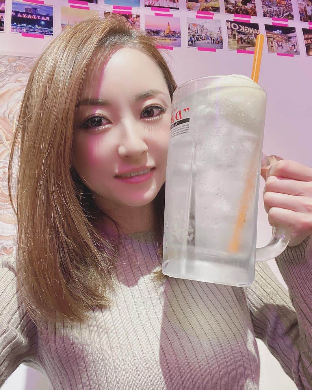 のインスタグラム：「この前食べたタイ料理ちゃん🐘🇹🇭🥊  サワーがデカすぎるんよw 顔浸かりそうなくらいでかい😃」