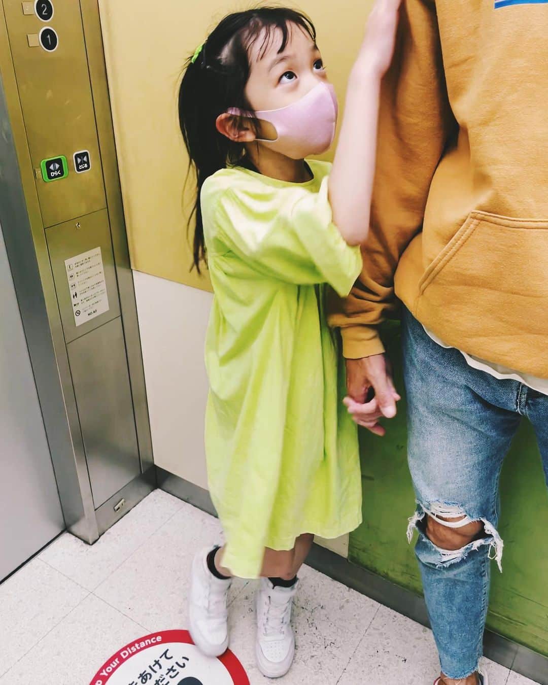 EMIのインスタグラム：「⭐︎ 暑すぎてあわてて夏服出した💦 まだ2月なのにー😵 みなさん寒暖差で体調崩さないように！」