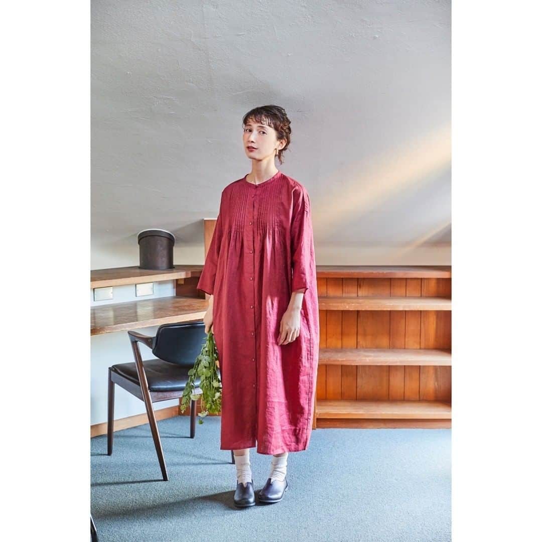 シャンブルオフィシャルさんのインスタグラム写真 - (シャンブルオフィシャルInstagram)「＼告知　2/23（火）より販売／  雑誌リンネル編集部とシャンブルが共同開発するtsukuru&Lin.  おでかけもおうち時間も。 春を迎えるtsukuru&Lin.の服。  ピンタックがロマンチックなワンピースは、胸元の切り替えでスタイルよく着られるアイテム。 ベルギーリネン素材で、パールのピアスを合わせれば、たちまちキレイめなスタイルへ。  ワンピース　576-0662他　本体3,990円（税込4,389円） 靴　　　　　665-2704他　本体2,390円（税込2,629円）  ＊谷川瀬店への入荷はございません。  #シャンブル #chambre #tsukuruandlin #ツクルアンドリン #プチプラ #プチプラアイテム #プチプラコーデ #トレンドコーデ #プチプラファッション #リンネル #リネン素材 #ベルギーリネン #リネンワンピース #ピンタックワンピース #春服 #春色 #春コーデ #シンプルコーデ #リラックス #リラックスコーデ #キレイめコーデ #キレイめ #きちんと見え #おうち時間 #おうち時間を楽しむ #おうちコーデ #お出かけ #お出かけ服 #お出かけコーデ #春ワンピース」2月21日 20時00分 - grchambre